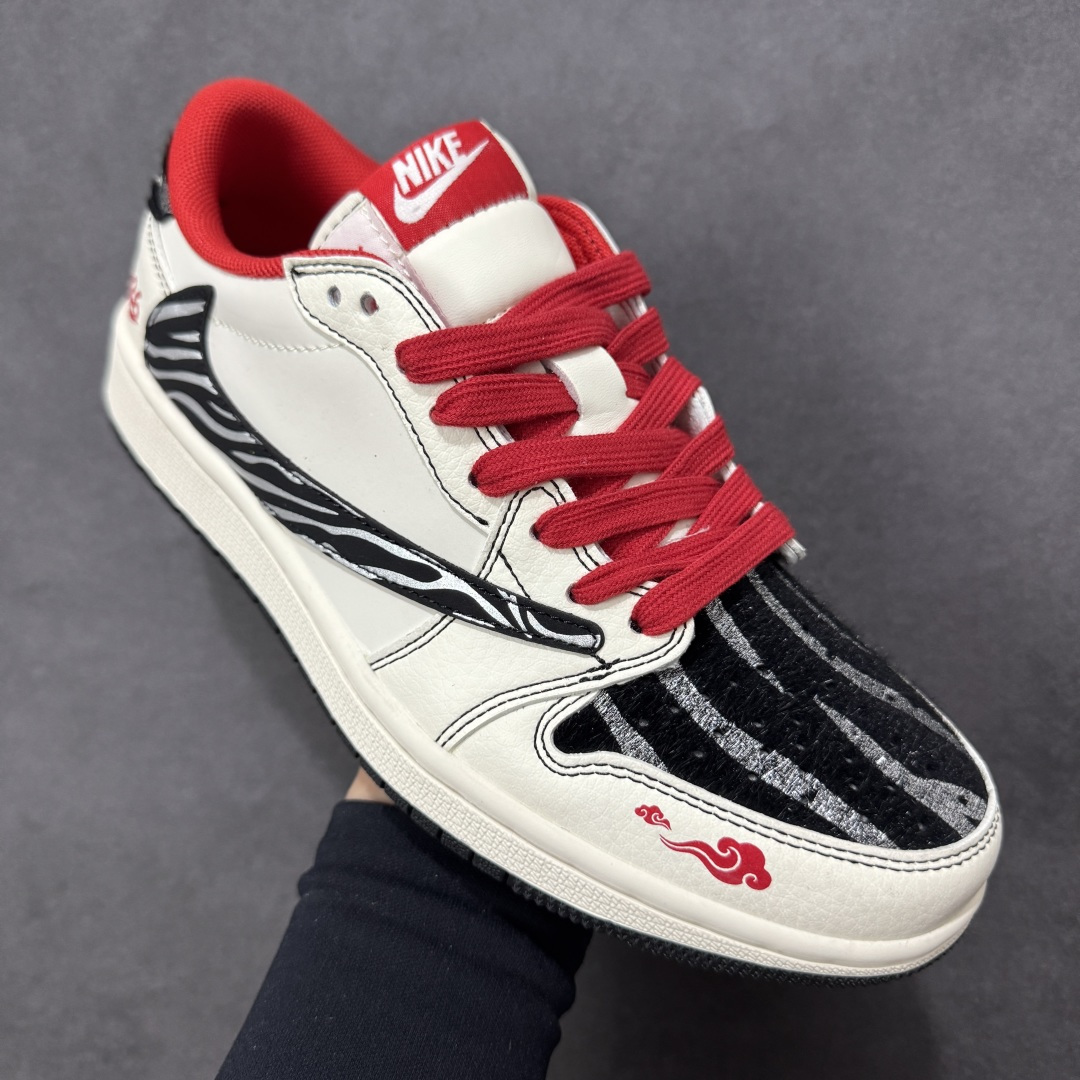 图片[3]-【定制版】2026马年专属｜Air Jordan Low 「赤焰龙马」限定登场！当经典AJ1 Low遇上中国年，这双鞋不止是脚下的潮品，更是行走的新年仪式感。鞋身侧面的斑马纹Swoosh以笔刷笔触勾勒，如同骏马飞驰的鬃毛；后跟与鞋头的红色火焰纹与「2026」龙马标识，将中式祥瑞与街头潮流完美融合。米白色鞋身干净百搭，红色鞋带与鞋领点缀出新年氛围，黑色外底与斑马纹细节提升层次感，日常穿搭轻松驾驭。 货号：JJ2508-103 尺码：36 36.5 37.5 38 38.5 39 40 40.5 41 42 42.5 43 44 44.5 45-选品中心