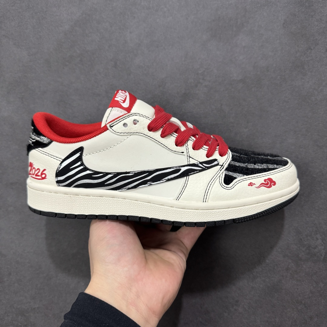 【定制版】2026马年专属｜Air Jordan Low 「赤焰龙马」限定登场！当经典AJ1 Low遇上中国年，这双鞋不止是脚下的潮品，更是行走的新年仪式感。鞋身侧面的斑马纹Swoosh以笔刷笔触勾勒，如同骏马飞驰的鬃毛；后跟与鞋头的红色火焰纹与「2026」龙马标识，将中式祥瑞与街头潮流完美融合。米白色鞋身干净百搭，红色鞋带与鞋领点缀出新年氛围，黑色外底与斑马纹细节提升层次感，日常穿搭轻松驾驭。 货号：JJ2508-103 尺码：36 36.5 37.5 38 38.5 39 40 40.5 41 42 42.5 43 44 44.5 45-选品中心