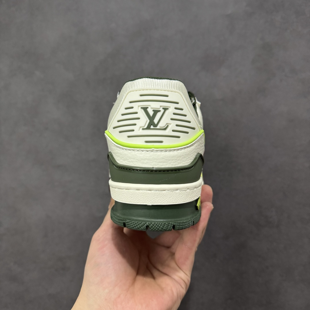 图片[4]-【纯原版】中国红礼盒 Louis Vuitton Trainer 路易威登LV 低帮 马年限定 白金色 驴牌圆头字母签名皮革低邦时尚板鞋运动鞋系列 采用圆头系带设计，简约大方，清新又不失奢华感，独特造型轻松吸引众人目光。鞋面由顶级材质精心打造，质感细腻柔软，彰显卓越品质；作为男装艺术总监Virgil Abloh的挚爱作品，LV Trainer运动鞋此次取材MonogramL压纹小牛皮，搭配点缀Monograma花卉的创新注胶外底。 原楦原纸版开模，鞋型立体饱满 零毛边、零溢胶、零线头瑕疵 细节与原版一致 区分市面通货 多层叠片＋电脑针车，针距密度一致 Monogram浮雕＋3D高频压纹 多密度发泡中底：支撑回弹媲美专柜 原装橡胶大底：含胶量高、纹路深、双拼接零偏差 ZP级原装包装：专柜款鞋盒＋防尘袋＋说明书 货号：AE5U3BM161N355 尺码：36 37 38 39 40 41 42 43 44 45-选品中心