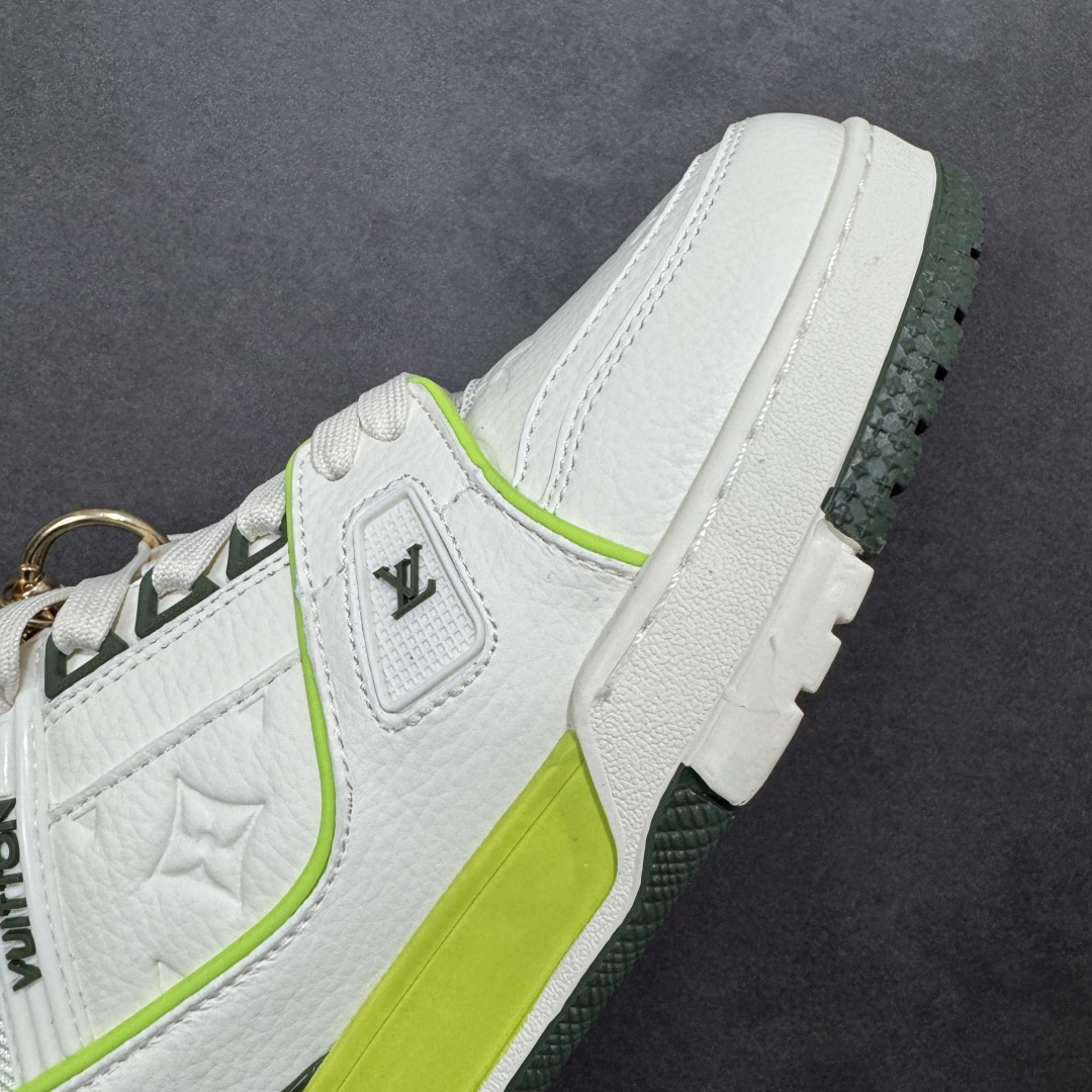 图片[5]-【纯原版】中国红礼盒 Louis Vuitton Trainer 路易威登LV 低帮 马年限定 白金色 驴牌圆头字母签名皮革低邦时尚板鞋运动鞋系列 采用圆头系带设计，简约大方，清新又不失奢华感，独特造型轻松吸引众人目光。鞋面由顶级材质精心打造，质感细腻柔软，彰显卓越品质；作为男装艺术总监Virgil Abloh的挚爱作品，LV Trainer运动鞋此次取材MonogramL压纹小牛皮，搭配点缀Monograma花卉的创新注胶外底。 原楦原纸版开模，鞋型立体饱满 零毛边、零溢胶、零线头瑕疵 细节与原版一致 区分市面通货 多层叠片＋电脑针车，针距密度一致 Monogram浮雕＋3D高频压纹 多密度发泡中底：支撑回弹媲美专柜 原装橡胶大底：含胶量高、纹路深、双拼接零偏差 ZP级原装包装：专柜款鞋盒＋防尘袋＋说明书 货号：AE5U3BM161N355 尺码：36 37 38 39 40 41 42 43 44 45-选品中心