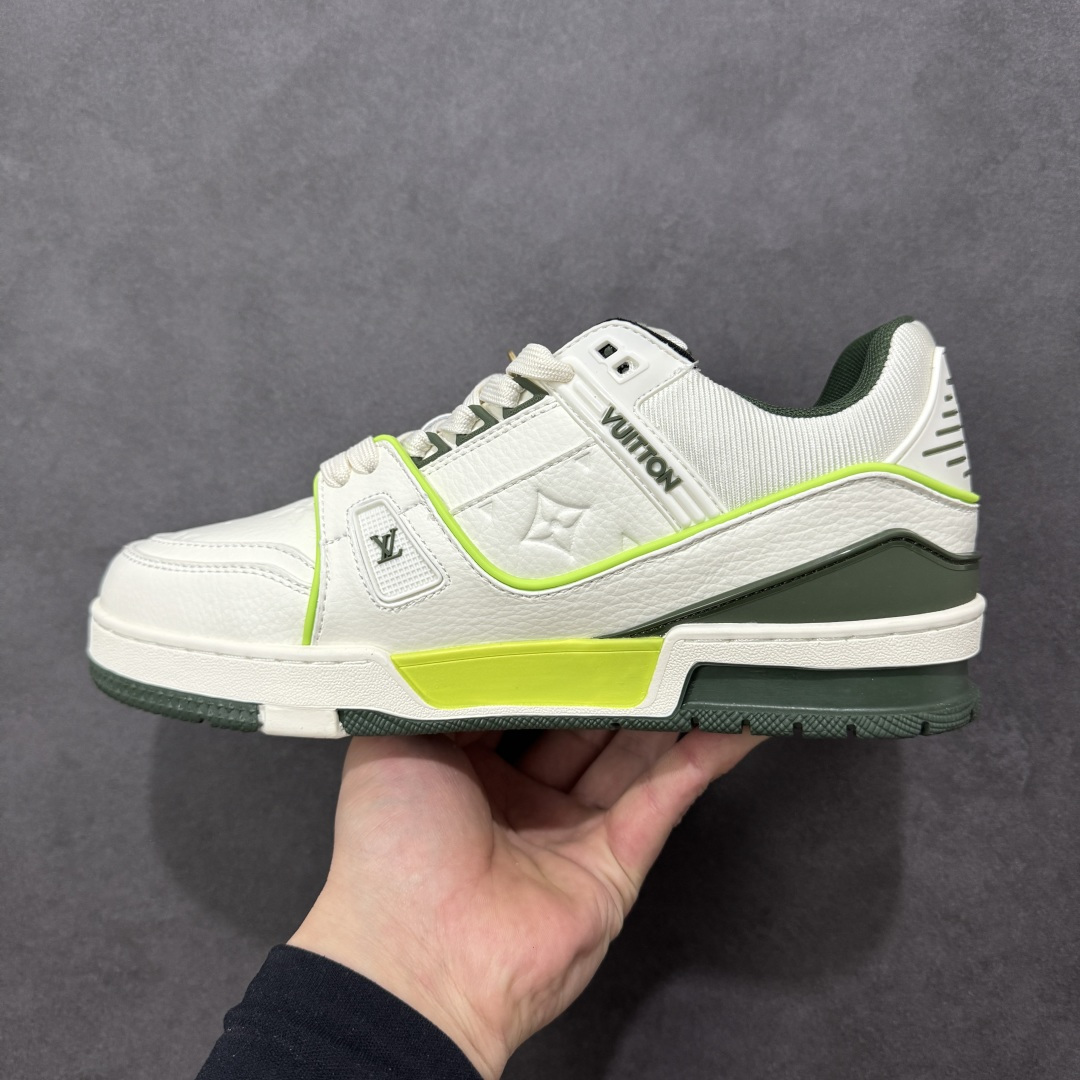 图片[2]-【纯原版】中国红礼盒 Louis Vuitton Trainer 路易威登LV 低帮 马年限定 白金色 驴牌圆头字母签名皮革低邦时尚板鞋运动鞋系列 采用圆头系带设计，简约大方，清新又不失奢华感，独特造型轻松吸引众人目光。鞋面由顶级材质精心打造，质感细腻柔软，彰显卓越品质；作为男装艺术总监Virgil Abloh的挚爱作品，LV Trainer运动鞋此次取材MonogramL压纹小牛皮，搭配点缀Monograma花卉的创新注胶外底。 原楦原纸版开模，鞋型立体饱满 零毛边、零溢胶、零线头瑕疵 细节与原版一致 区分市面通货 多层叠片＋电脑针车，针距密度一致 Monogram浮雕＋3D高频压纹 多密度发泡中底：支撑回弹媲美专柜 原装橡胶大底：含胶量高、纹路深、双拼接零偏差 ZP级原装包装：专柜款鞋盒＋防尘袋＋说明书 货号：AE5U3BM161N355 尺码：36 37 38 39 40 41 42 43 44 45-选品中心