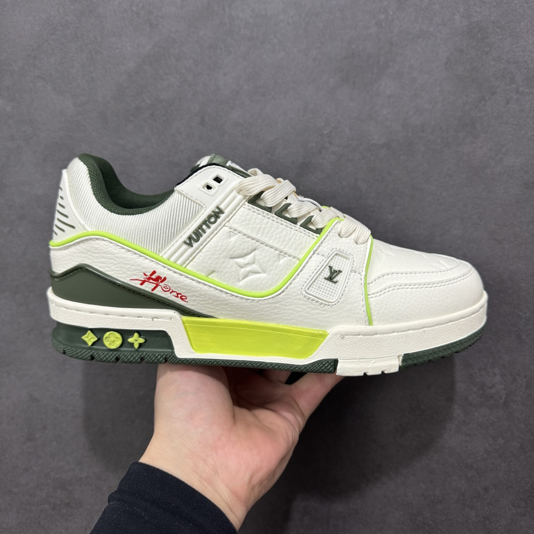 【纯原版】中国红礼盒 Louis Vuitton Trainer 路易威登LV 低帮 马年限定 白金色 驴牌圆头字母签名皮革低邦时尚板鞋运动鞋系列 采用圆头系带设计，简约大方，清新又不失奢华感，独特造型轻松吸引众人目光。鞋面由顶级材质精心打造，质感细腻柔软，彰显卓越品质；作为男装艺术总监Virgil Abloh的挚爱作品，LV Trainer运动鞋此次取材MonogramL压纹小牛皮，搭配点缀Monograma花卉的创新注胶外底。 原楦原纸版开模，鞋型立体饱满 零毛边、零溢胶、零线头瑕疵 细节与原版一致 区分市面通货 多层叠片＋电脑针车，针距密度一致 Monogram浮雕＋3D高频压纹 多密度发泡中底：支撑回弹媲美专柜 原装橡胶大底：含胶量高、纹路深、双拼接零偏差 ZP级原装包装：专柜款鞋盒＋防尘袋＋说明书 货号：AE5U3BM161N355 尺码：36 37 38 39 40 41 42 43 44 45-选品中心