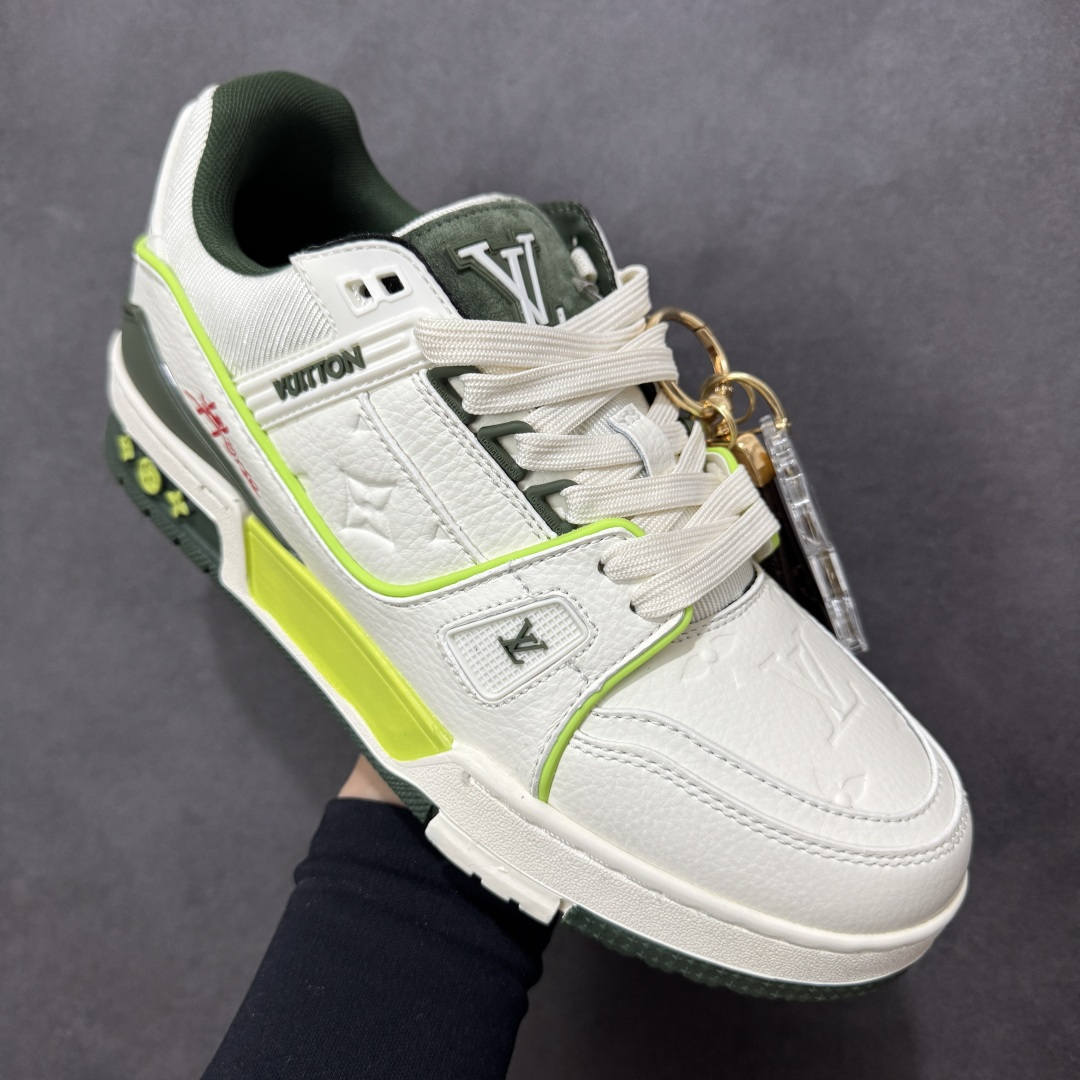 图片[3]-【纯原版】中国红礼盒 Louis Vuitton Trainer 路易威登LV 低帮 马年限定 白金色 驴牌圆头字母签名皮革低邦时尚板鞋运动鞋系列 采用圆头系带设计，简约大方，清新又不失奢华感，独特造型轻松吸引众人目光。鞋面由顶级材质精心打造，质感细腻柔软，彰显卓越品质；作为男装艺术总监Virgil Abloh的挚爱作品，LV Trainer运动鞋此次取材MonogramL压纹小牛皮，搭配点缀Monograma花卉的创新注胶外底。 原楦原纸版开模，鞋型立体饱满 零毛边、零溢胶、零线头瑕疵 细节与原版一致 区分市面通货 多层叠片＋电脑针车，针距密度一致 Monogram浮雕＋3D高频压纹 多密度发泡中底：支撑回弹媲美专柜 原装橡胶大底：含胶量高、纹路深、双拼接零偏差 ZP级原装包装：专柜款鞋盒＋防尘袋＋说明书 货号：AE5U3BM161N355 尺码：36 37 38 39 40 41 42 43 44 45-选品中心