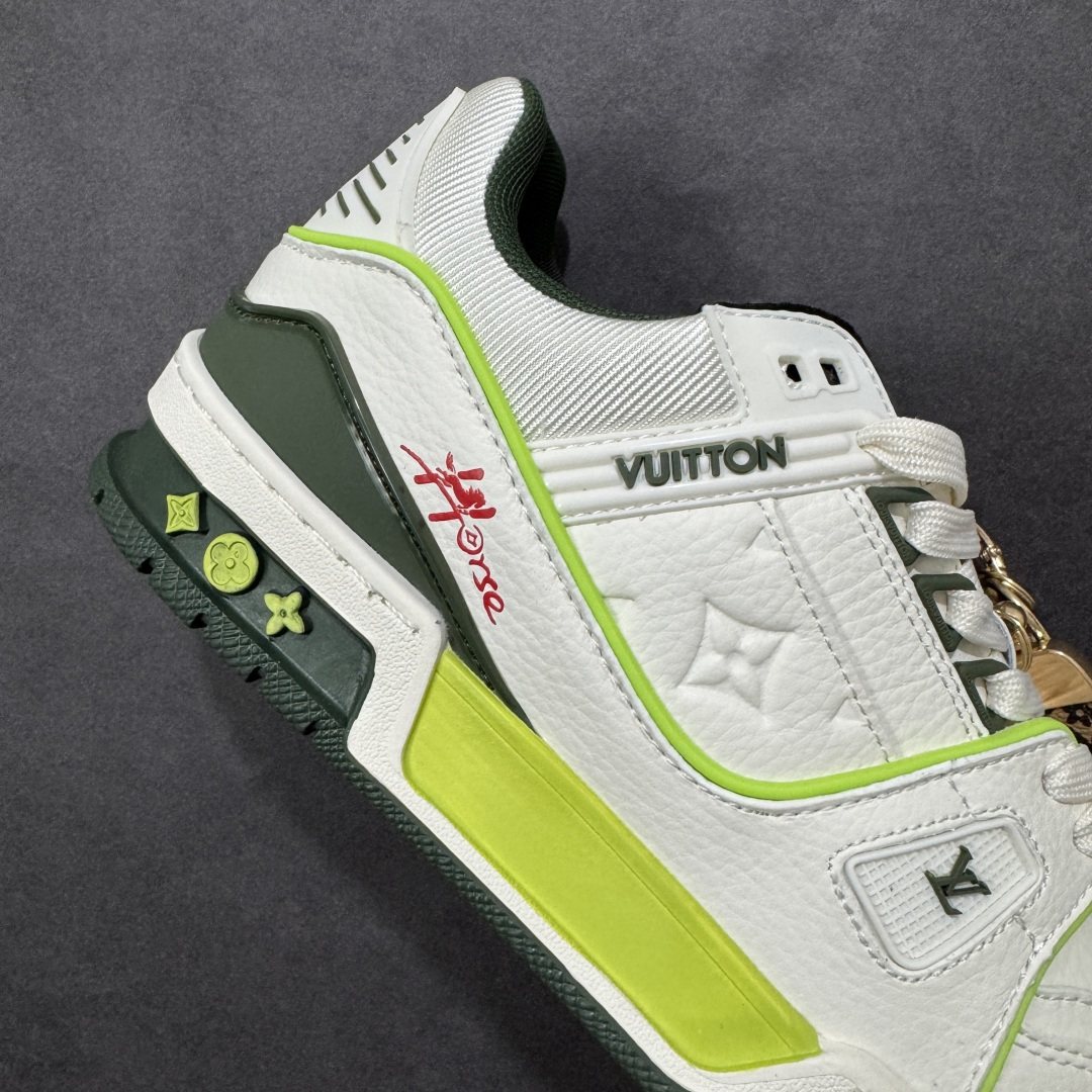 图片[6]-【纯原版】中国红礼盒 Louis Vuitton Trainer 路易威登LV 低帮 马年限定 白金色 驴牌圆头字母签名皮革低邦时尚板鞋运动鞋系列 采用圆头系带设计，简约大方，清新又不失奢华感，独特造型轻松吸引众人目光。鞋面由顶级材质精心打造，质感细腻柔软，彰显卓越品质；作为男装艺术总监Virgil Abloh的挚爱作品，LV Trainer运动鞋此次取材MonogramL压纹小牛皮，搭配点缀Monograma花卉的创新注胶外底。 原楦原纸版开模，鞋型立体饱满 零毛边、零溢胶、零线头瑕疵 细节与原版一致 区分市面通货 多层叠片＋电脑针车，针距密度一致 Monogram浮雕＋3D高频压纹 多密度发泡中底：支撑回弹媲美专柜 原装橡胶大底：含胶量高、纹路深、双拼接零偏差 ZP级原装包装：专柜款鞋盒＋防尘袋＋说明书 货号：AE5U3BM161N355 尺码：36 37 38 39 40 41 42 43 44 45-选品中心