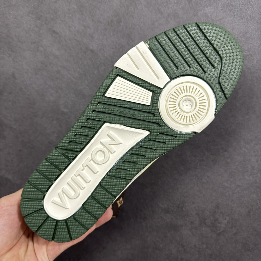 图片[9]-【纯原版】中国红礼盒 Louis Vuitton Trainer 路易威登LV 低帮 马年限定 白金色 驴牌圆头字母签名皮革低邦时尚板鞋运动鞋系列 采用圆头系带设计，简约大方，清新又不失奢华感，独特造型轻松吸引众人目光。鞋面由顶级材质精心打造，质感细腻柔软，彰显卓越品质；作为男装艺术总监Virgil Abloh的挚爱作品，LV Trainer运动鞋此次取材MonogramL压纹小牛皮，搭配点缀Monograma花卉的创新注胶外底。 原楦原纸版开模，鞋型立体饱满 零毛边、零溢胶、零线头瑕疵 细节与原版一致 区分市面通货 多层叠片＋电脑针车，针距密度一致 Monogram浮雕＋3D高频压纹 多密度发泡中底：支撑回弹媲美专柜 原装橡胶大底：含胶量高、纹路深、双拼接零偏差 ZP级原装包装：专柜款鞋盒＋防尘袋＋说明书 货号：AE5U3BM161N355 尺码：36 37 38 39 40 41 42 43 44 45-选品中心