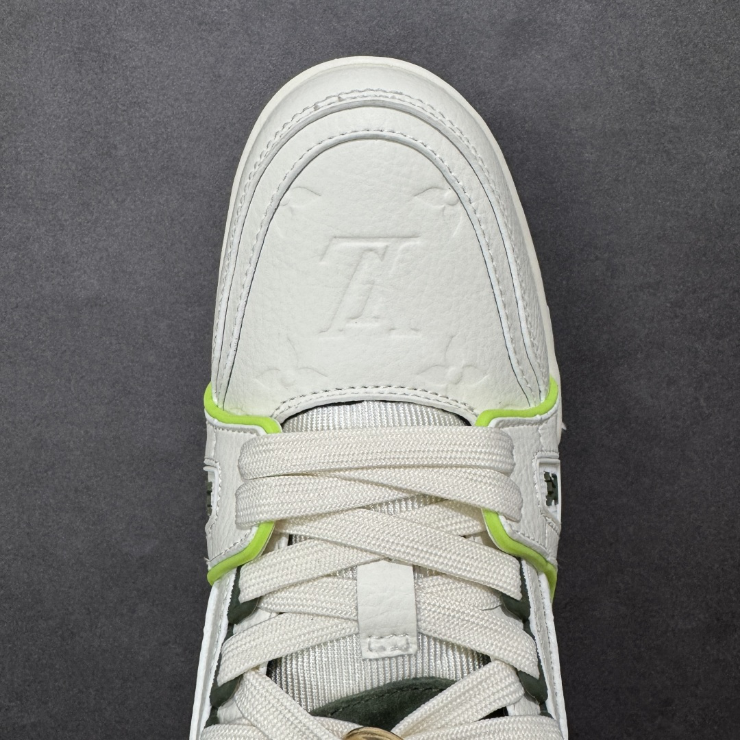 图片[8]-【纯原版】中国红礼盒 Louis Vuitton Trainer 路易威登LV 低帮 马年限定 白金色 驴牌圆头字母签名皮革低邦时尚板鞋运动鞋系列 采用圆头系带设计，简约大方，清新又不失奢华感，独特造型轻松吸引众人目光。鞋面由顶级材质精心打造，质感细腻柔软，彰显卓越品质；作为男装艺术总监Virgil Abloh的挚爱作品，LV Trainer运动鞋此次取材MonogramL压纹小牛皮，搭配点缀Monograma花卉的创新注胶外底。 原楦原纸版开模，鞋型立体饱满 零毛边、零溢胶、零线头瑕疵 细节与原版一致 区分市面通货 多层叠片＋电脑针车，针距密度一致 Monogram浮雕＋3D高频压纹 多密度发泡中底：支撑回弹媲美专柜 原装橡胶大底：含胶量高、纹路深、双拼接零偏差 ZP级原装包装：专柜款鞋盒＋防尘袋＋说明书 货号：AE5U3BM161N355 尺码：36 37 38 39 40 41 42 43 44 45-选品中心