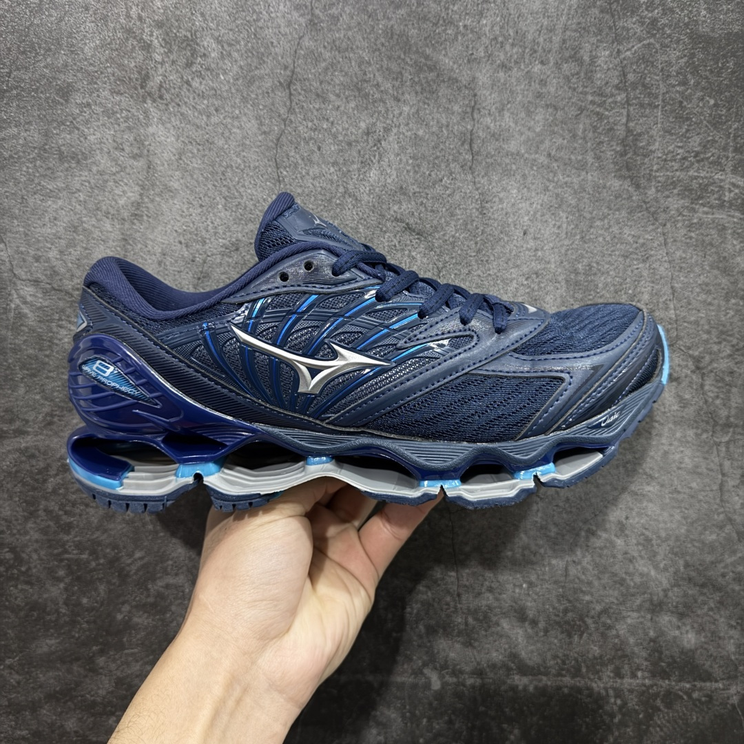 【纯原版】Mizuno 美津侬 WAVE PROPHECY 14S 复古时尚休闲舒适运动跑步鞋 美津浓WAVE机械缓震 可以说是机械缓震跑鞋科技的翘楚有着非凡的适应性,有着充分而持久的缓震能力和轻量化设计,是一双可以陪伴我们日常训练甚至是半马比赛的跑鞋,无论是“跑步初哥”还是“精英老鸟”,只要不是比较夸张的大体重人群,都可以穿着WAVE RIDER 来跑步。如果你不知道跑步穿什么鞋,不知道给别人推荐什么鞋,那么选“美津浓 ” 尺码:36-45-选品中心