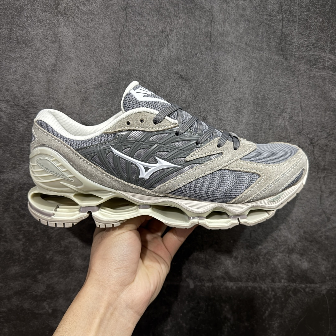 【纯原版】Mizuno 美津侬 WAVE PROPHECY 14S 复古时尚休闲舒适运动跑步鞋 美津浓WAVE机械缓震 可以说是机械缓震跑鞋科技的翘楚有着非凡的适应性,有着充分而持久的缓震能力和轻量化设计,是一双可以陪伴我们日常训练甚至是半马比赛的跑鞋,无论是“跑步初哥”还是“精英老鸟”,只要不是比较夸张的大体重人群,都可以穿着WAVE RIDER 来跑步。如果你不知道跑步穿什么鞋,不知道给别人推荐什么鞋,那么选“美津浓 ” 尺码:36-45-选品中心