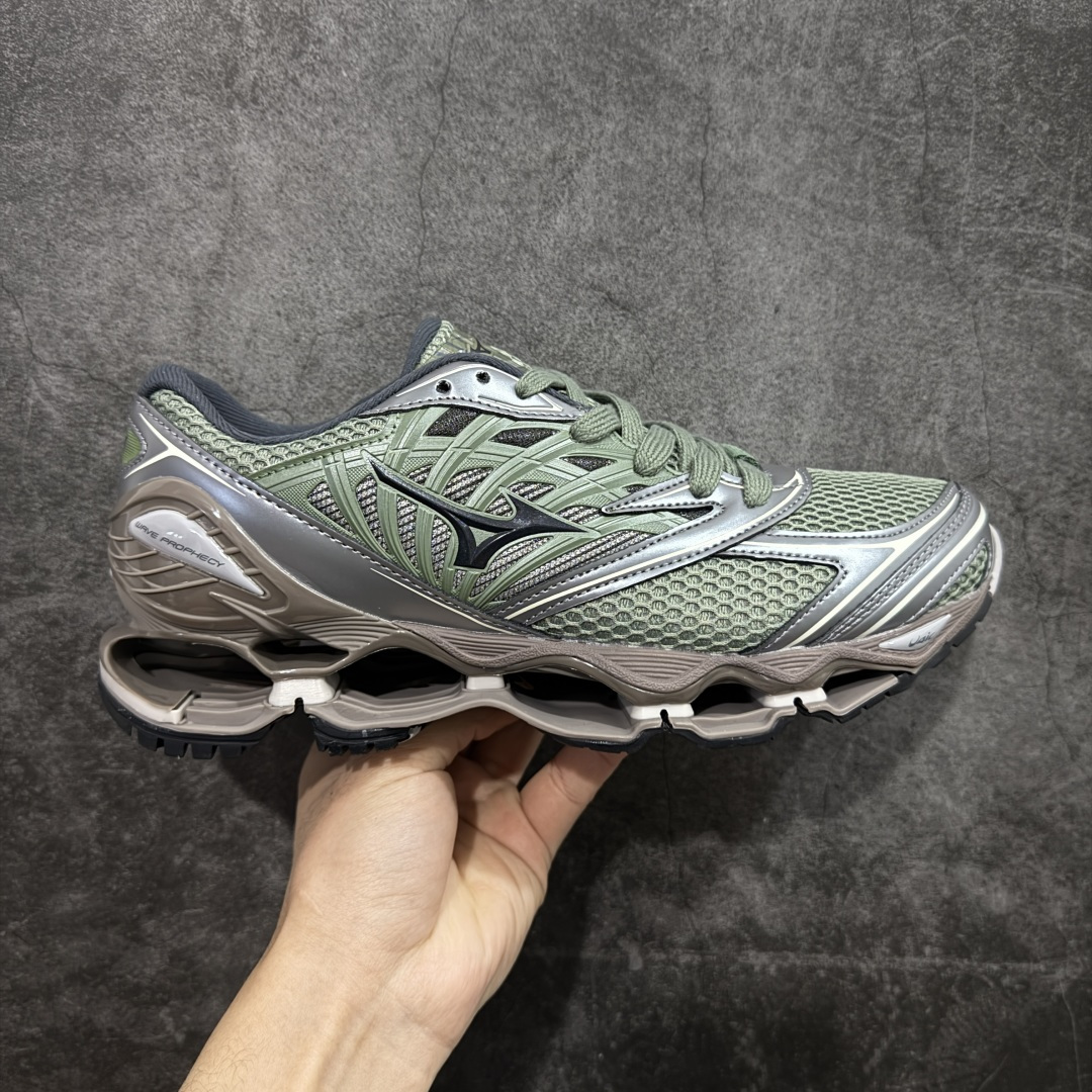 【纯原版】Mizuno 美津侬 WAVE PROPHECY 14S 复古时尚休闲舒适运动跑步鞋 美津浓WAVE机械缓震 可以说是机械缓震跑鞋科技的翘楚有着非凡的适应性,有着充分而持久的缓震能力和轻量化设计,是一双可以陪伴我们日常训练甚至是半马比赛的跑鞋,无论是“跑步初哥”还是“精英老鸟”,只要不是比较夸张的大体重人群,都可以穿着WAVE RIDER 来跑步。如果你不知道跑步穿什么鞋,不知道给别人推荐什么鞋,那么选“美津浓 ” 尺码:36-45-选品中心