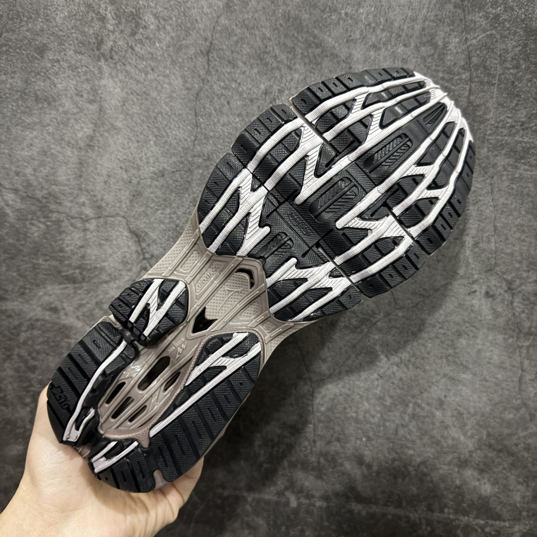 图片[9]-【纯原版】Mizuno 美津侬 WAVE PROPHECY 14S 复古时尚休闲舒适运动跑步鞋 美津浓WAVE机械缓震 可以说是机械缓震跑鞋科技的翘楚有着非凡的适应性，有着充分而持久的缓震能力和轻量化设计，是一双可以陪伴我们日常训练甚至是半马比赛的跑鞋，无论是“跑步初哥”还是“精英老鸟”，只要不是比较夸张的大体重人群，都可以穿着WAVE RIDER 来跑步。如果你不知道跑步穿什么鞋，不知道给别人推荐什么鞋，那么选“美津浓 ” 尺码：36-45-选品中心