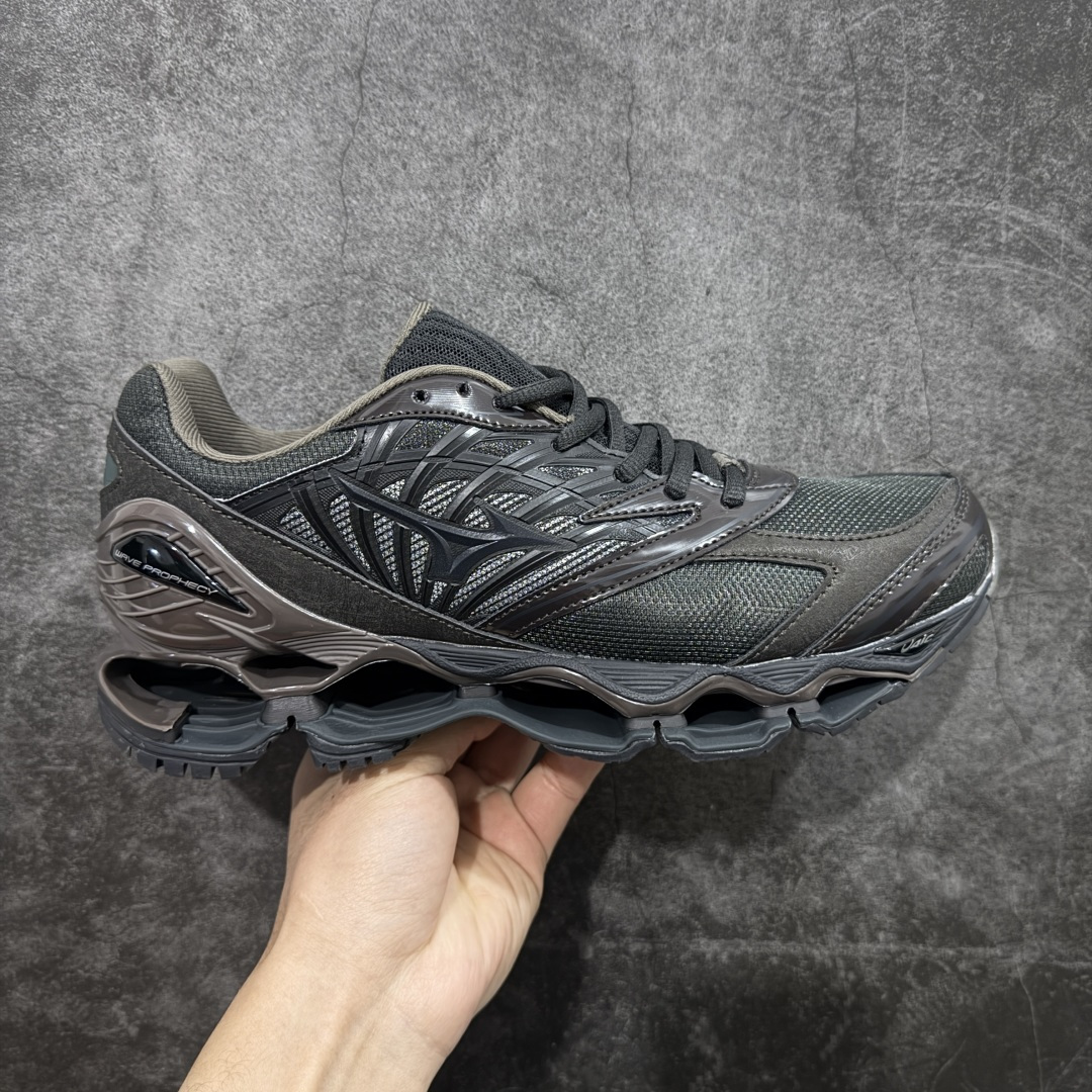 【纯原版】Mizuno 美津侬 WAVE PROPHECY 14S 复古时尚休闲舒适运动跑步鞋 美津浓WAVE机械缓震 可以说是机械缓震跑鞋科技的翘楚有着非凡的适应性,有着充分而持久的缓震能力和轻量化设计,是一双可以陪伴我们日常训练甚至是半马比赛的跑鞋,无论是“跑步初哥”还是“精英老鸟”,只要不是比较夸张的大体重人群,都可以穿着WAVE RIDER 来跑步。如果你不知道跑步穿什么鞋,不知道给别人推荐什么鞋,那么选“美津浓 ” 尺码:36-45-选品中心
