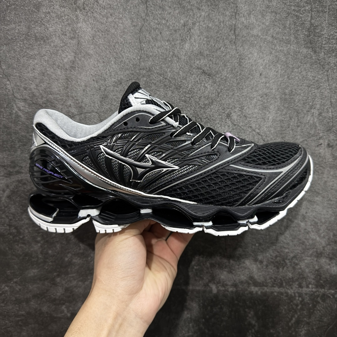 【纯原版】Mizuno 美津侬 WAVE PROPHECY 14S 复古时尚休闲舒适运动跑步鞋 美津浓WAVE机械缓震 可以说是机械缓震跑鞋科技的翘楚有着非凡的适应性,有着充分而持久的缓震能力和轻量化设计,是一双可以陪伴我们日常训练甚至是半马比赛的跑鞋,无论是“跑步初哥”还是“精英老鸟”,只要不是比较夸张的大体重人群,都可以穿着WAVE RIDER 来跑步。如果你不知道跑步穿什么鞋,不知道给别人推荐什么鞋,那么选“美津浓 ” 尺码:36-45-选品中心