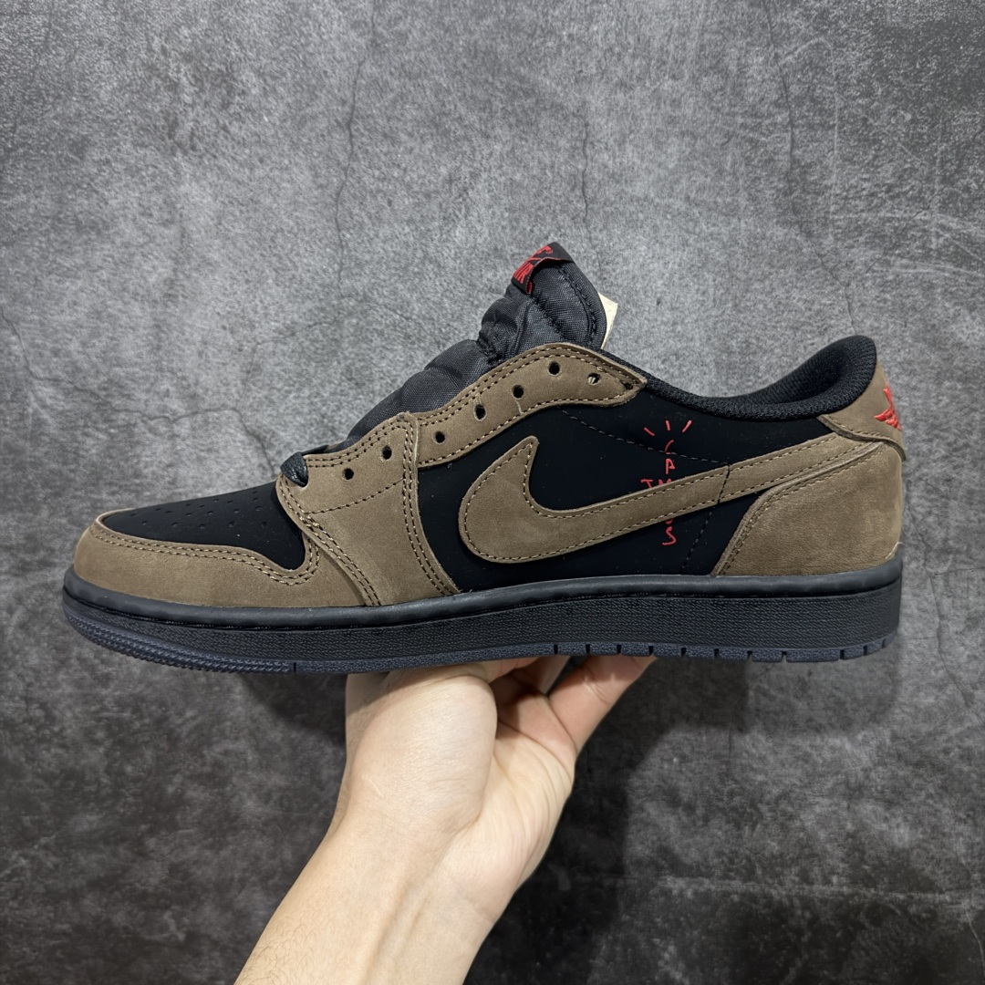 图片[2]-【原厂版】Air Jordan 1 x Travis Scott AJ1 x TS联名黑棕倒钩低帮 IB7109-005 超级强悍品质 可对比市场各大纯原版本 专业aj大厂出品 对细节的把控毋庸置疑 材料也是用最接近原鞋的头层皮料 所有地方都没有做到减配 原厂鞋楦打造完美鞋型 整体鞋型以及后跟做的弧度做的非常好 鞋带为原厂打蜡鞋带 粗细程度同步原鞋 裁片清洁度到位 无明显瑕疵毛边 免修产品 正确针车 该重针 该有尖角的地方都有做到 鞋价格非常香 转手可闭眼卖高价 到手各位就知道货有多好 绝对秒杀一切同价格货品 尺码：36-47.5-选品中心