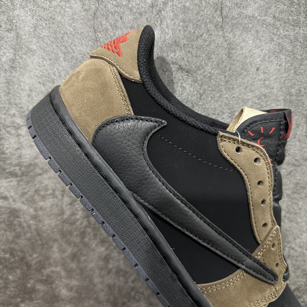 图片[7]-【原厂版】Air Jordan 1 x Travis Scott AJ1 x TS联名黑棕倒钩低帮 IB7109-005 超级强悍品质 可对比市场各大纯原版本 专业aj大厂出品 对细节的把控毋庸置疑 材料也是用最接近原鞋的头层皮料 所有地方都没有做到减配 原厂鞋楦打造完美鞋型 整体鞋型以及后跟做的弧度做的非常好 鞋带为原厂打蜡鞋带 粗细程度同步原鞋 裁片清洁度到位 无明显瑕疵毛边 免修产品 正确针车 该重针 该有尖角的地方都有做到 鞋价格非常香 转手可闭眼卖高价 到手各位就知道货有多好 绝对秒杀一切同价格货品 尺码：36-47.5-选品中心