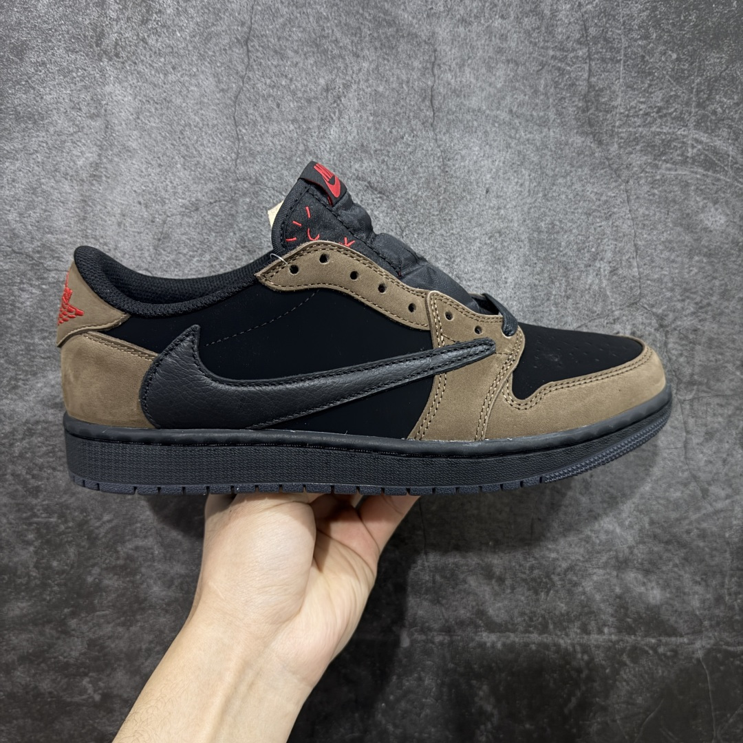 【原厂版】Air Jordan 1 x Travis Scott AJ1 x TS联名黑棕倒钩低帮 IB7109-005 超级强悍品质 可对比市场各大纯原版本 专业aj大厂出品 对细节的把控毋庸置疑 材料也是用最接近原鞋的头层皮料 所有地方都没有做到减配 原厂鞋楦打造完美鞋型 整体鞋型以及后跟做的弧度做的非常好 鞋带为原厂打蜡鞋带 粗细程度同步原鞋 裁片清洁度到位 无明显瑕疵毛边 免修产品 正确针车 该重针 该有尖角的地方都有做到 鞋价格非常香 转手可闭眼卖高价 到手各位就知道货有多好 绝对秒杀一切同价格货品 尺码:36-47.5-选品中心
