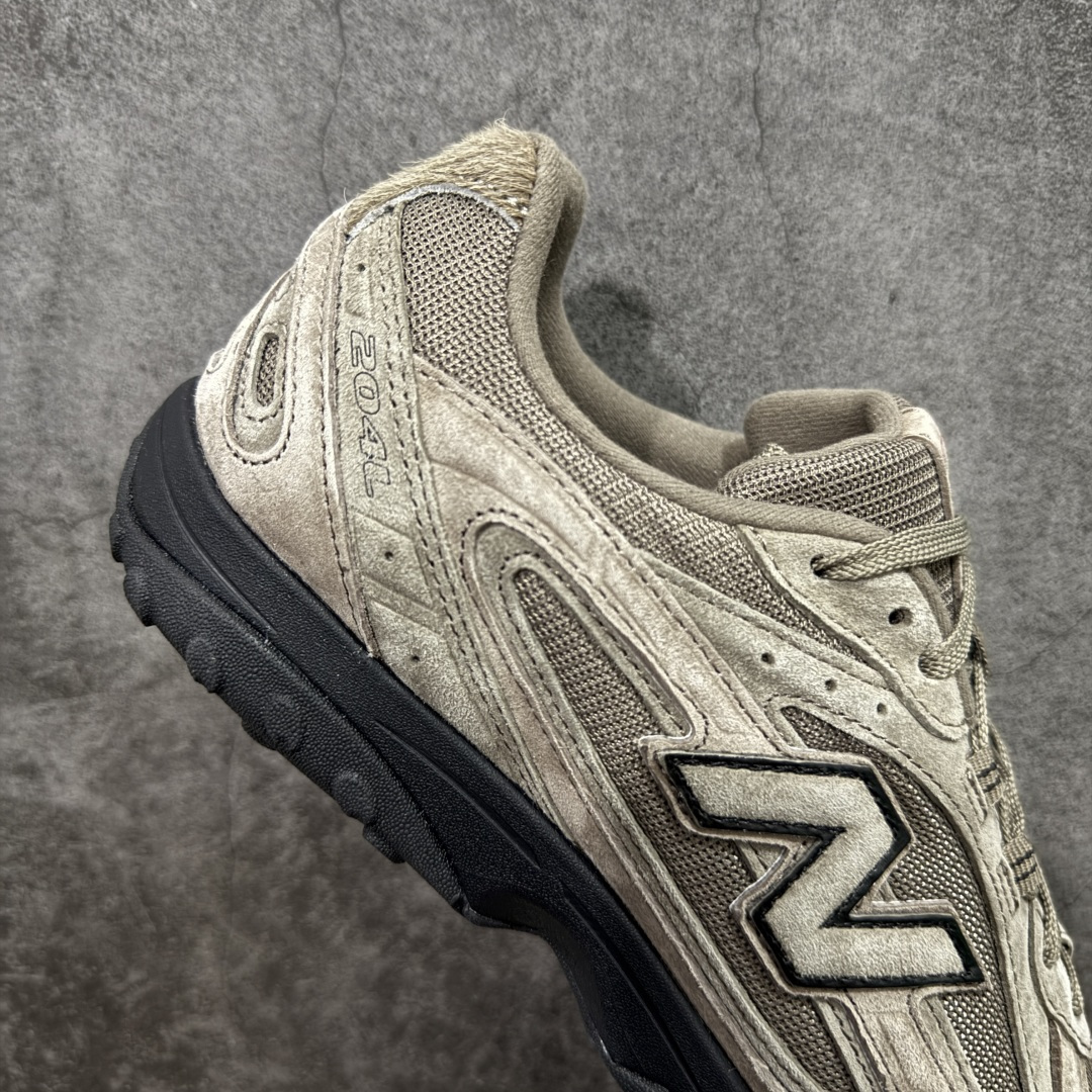 图片[7]-【纯原M版】BASKETCASE x New Balance U204L3K9 NB204L新百伦新款舒适百搭耐磨轻便低帮生活休闲鞋 男女同款 联名棕色 马年限定 原档数据独立私模大底 唯一正确三层组合大底 特高弹切片加持 百分百还原原鞋脚感 NB市场最强产物 防伪原标全套原楦原纸板原厂数据开发 全鞋电脑针车加持 原厂网布 原装进口头层翻毛皮料正确绒感卡色 正确中底拉帮中底网布细节 匠心打造 耗时两个月开发完成 工艺极其复杂难度可想而知 高端零售专供产物 尺码：36 37 37.5 38 38.5 39.5 40 40.5 41.5 42 42.5 43 44 44.5 45 45.5 46.5 47-选品中心