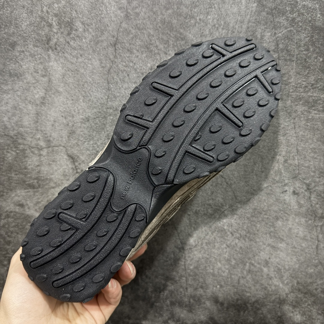 图片[9]-【纯原M版】BASKETCASE x New Balance U204L3K9 NB204L新百伦新款舒适百搭耐磨轻便低帮生活休闲鞋 男女同款 联名棕色 马年限定 原档数据独立私模大底 唯一正确三层组合大底 特高弹切片加持 百分百还原原鞋脚感 NB市场最强产物 防伪原标全套原楦原纸板原厂数据开发 全鞋电脑针车加持 原厂网布 原装进口头层翻毛皮料正确绒感卡色 正确中底拉帮中底网布细节 匠心打造 耗时两个月开发完成 工艺极其复杂难度可想而知 高端零售专供产物 尺码：36 37 37.5 38 38.5 39.5 40 40.5 41.5 42 42.5 43 44 44.5 45 45.5 46.5 47-选品中心