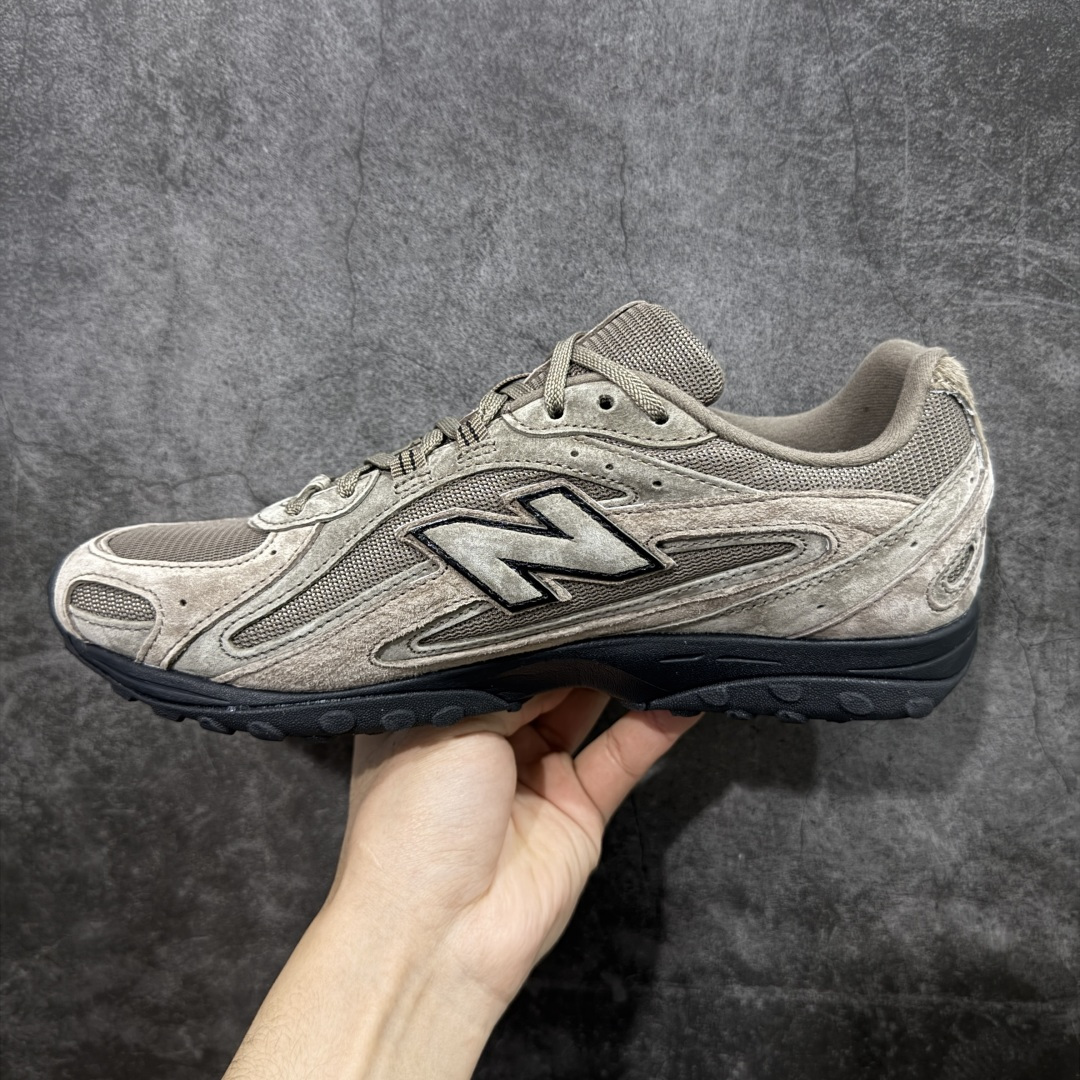 图片[2]-【纯原M版】BASKETCASE x New Balance U204L3K9 NB204L新百伦新款舒适百搭耐磨轻便低帮生活休闲鞋 男女同款 联名棕色 马年限定 原档数据独立私模大底 唯一正确三层组合大底 特高弹切片加持 百分百还原原鞋脚感 NB市场最强产物 防伪原标全套原楦原纸板原厂数据开发 全鞋电脑针车加持 原厂网布 原装进口头层翻毛皮料正确绒感卡色 正确中底拉帮中底网布细节 匠心打造 耗时两个月开发完成 工艺极其复杂难度可想而知 高端零售专供产物 尺码：36 37 37.5 38 38.5 39.5 40 40.5 41.5 42 42.5 43 44 44.5 45 45.5 46.5 47-选品中心