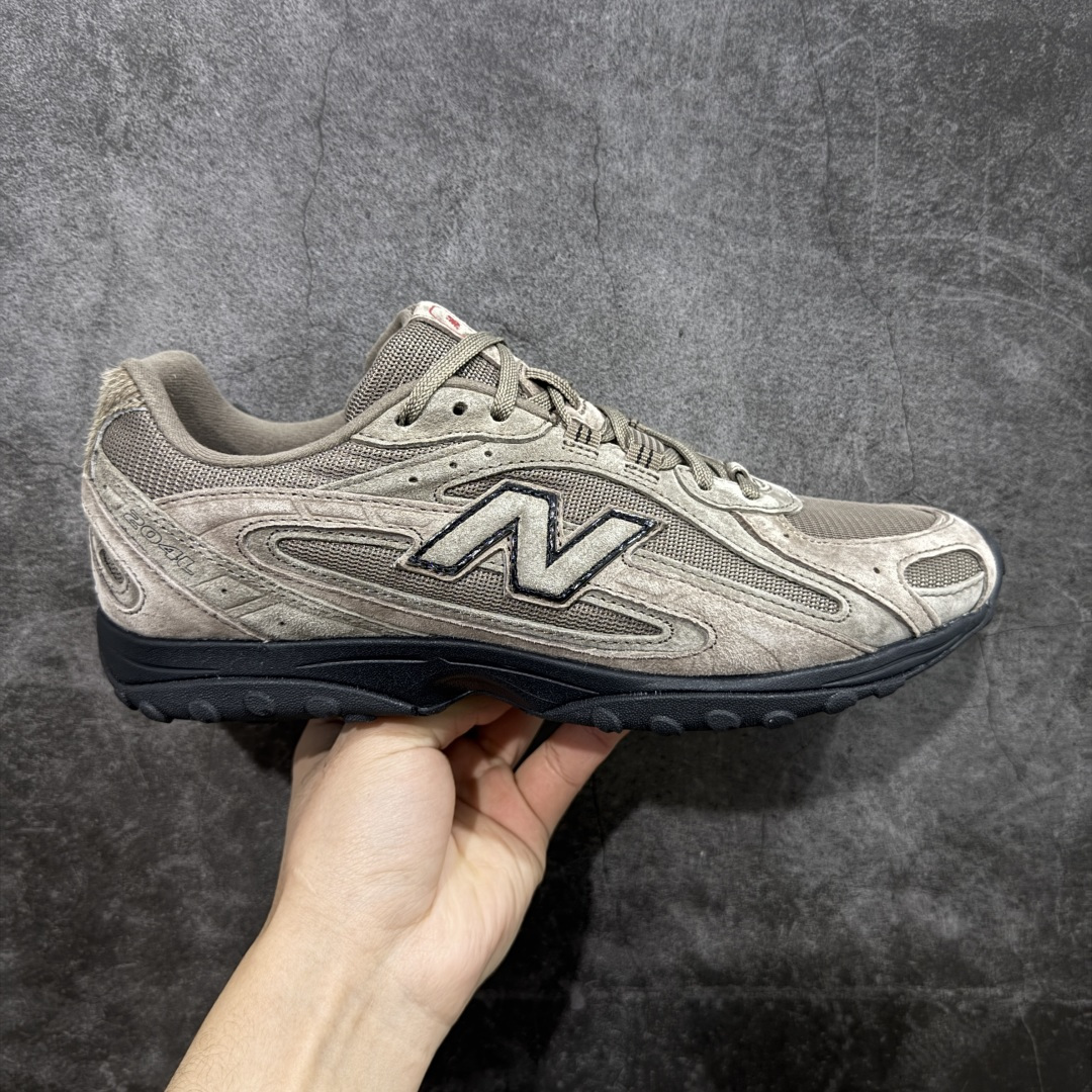 【纯原M版】BASKETCASE x New Balance U204L3K9 NB204L新百伦新款舒适百搭耐磨轻便低帮生活休闲鞋 男女同款 联名棕色 马年限定 原档数据独立私模大底 唯一正确三层组合大底 特高弹切片加持 百分百还原原鞋脚感 NB市场最强产物 防伪原标全套原楦原纸板原厂数据开发 全鞋电脑针车加持 原厂网布 原装进口头层翻毛皮料正确绒感卡色 正确中底拉帮中底网布细节 匠心打造 耗时两个月开发完成 工艺极其复杂难度可想而知 高端零售专供产物 尺码:36 37 37.5 38 38.5 39.5 40 40.5 41.5 42 42.5 43 44 44.5 45 45.5 46.5 47-选品中心
