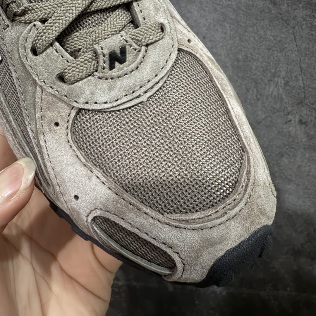 图片[5]-【纯原M版】BASKETCASE x New Balance U204L3K9 NB204L新百伦新款舒适百搭耐磨轻便低帮生活休闲鞋 男女同款 联名棕色 马年限定 原档数据独立私模大底 唯一正确三层组合大底 特高弹切片加持 百分百还原原鞋脚感 NB市场最强产物 防伪原标全套原楦原纸板原厂数据开发 全鞋电脑针车加持 原厂网布 原装进口头层翻毛皮料正确绒感卡色 正确中底拉帮中底网布细节 匠心打造 耗时两个月开发完成 工艺极其复杂难度可想而知 高端零售专供产物 尺码：36 37 37.5 38 38.5 39.5 40 40.5 41.5 42 42.5 43 44 44.5 45 45.5 46.5 47-选品中心