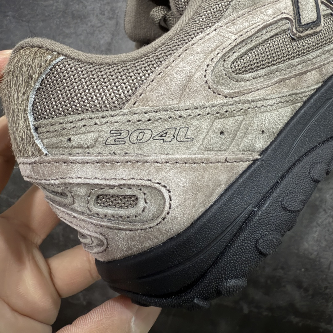 图片[3]-【纯原M版】BASKETCASE x New Balance U204L3K9 NB204L新百伦新款舒适百搭耐磨轻便低帮生活休闲鞋 男女同款 联名棕色 马年限定 原档数据独立私模大底 唯一正确三层组合大底 特高弹切片加持 百分百还原原鞋脚感 NB市场最强产物 防伪原标全套原楦原纸板原厂数据开发 全鞋电脑针车加持 原厂网布 原装进口头层翻毛皮料正确绒感卡色 正确中底拉帮中底网布细节 匠心打造 耗时两个月开发完成 工艺极其复杂难度可想而知 高端零售专供产物 尺码：36 37 37.5 38 38.5 39.5 40 40.5 41.5 42 42.5 43 44 44.5 45 45.5 46.5 47-选品中心