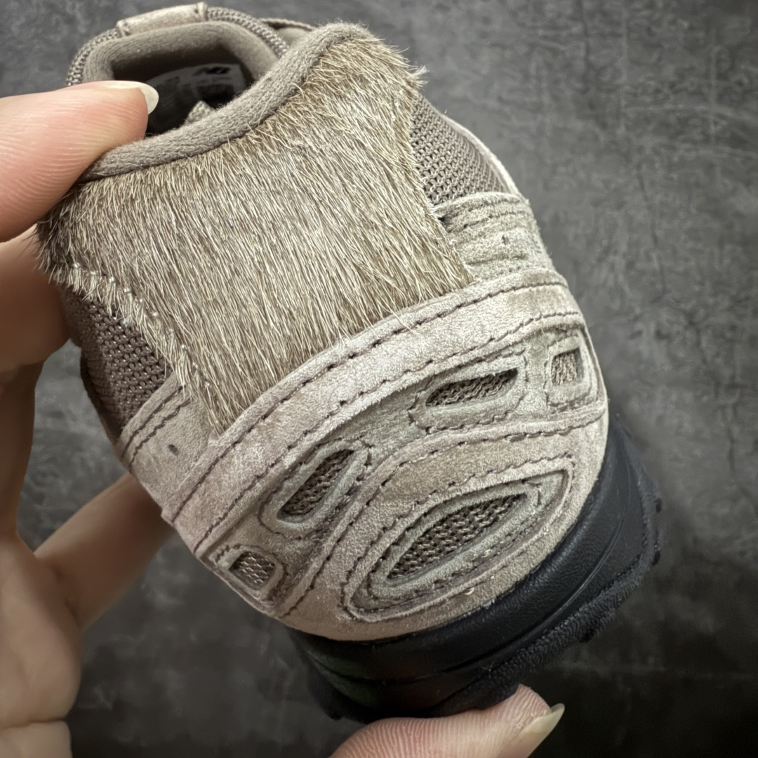 图片[2]-【纯原M版】BASKETCASE x New Balance U204L3K9 NB204L新百伦新款舒适百搭耐磨轻便低帮生活休闲鞋 男女同款 联名棕色 马年限定 原档数据独立私模大底 唯一正确三层组合大底 特高弹切片加持 百分百还原原鞋脚感 NB市场最强产物 防伪原标全套原楦原纸板原厂数据开发 全鞋电脑针车加持 原厂网布 原装进口头层翻毛皮料正确绒感卡色 正确中底拉帮中底网布细节 匠心打造 耗时两个月开发完成 工艺极其复杂难度可想而知 高端零售专供产物 尺码：36 37 37.5 38 38.5 39.5 40 40.5 41.5 42 42.5 43 44 44.5 45 45.5 46.5 47-选品中心