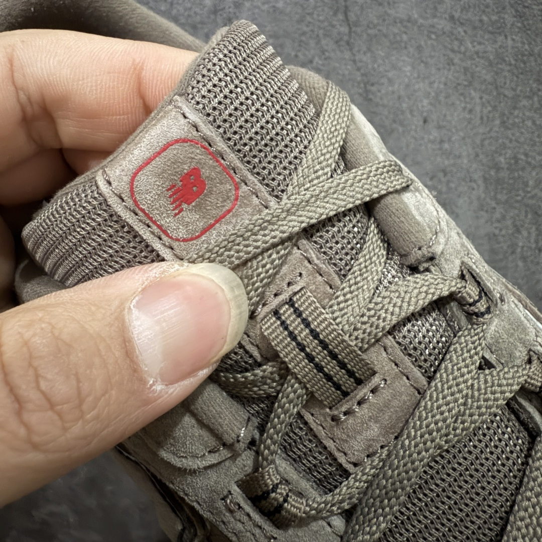 图片[6]-【纯原M版】BASKETCASE x New Balance U204L3K9 NB204L新百伦新款舒适百搭耐磨轻便低帮生活休闲鞋 男女同款 联名棕色 马年限定 原档数据独立私模大底 唯一正确三层组合大底 特高弹切片加持 百分百还原原鞋脚感 NB市场最强产物 防伪原标全套原楦原纸板原厂数据开发 全鞋电脑针车加持 原厂网布 原装进口头层翻毛皮料正确绒感卡色 正确中底拉帮中底网布细节 匠心打造 耗时两个月开发完成 工艺极其复杂难度可想而知 高端零售专供产物 尺码：36 37 37.5 38 38.5 39.5 40 40.5 41.5 42 42.5 43 44 44.5 45 45.5 46.5 47-选品中心