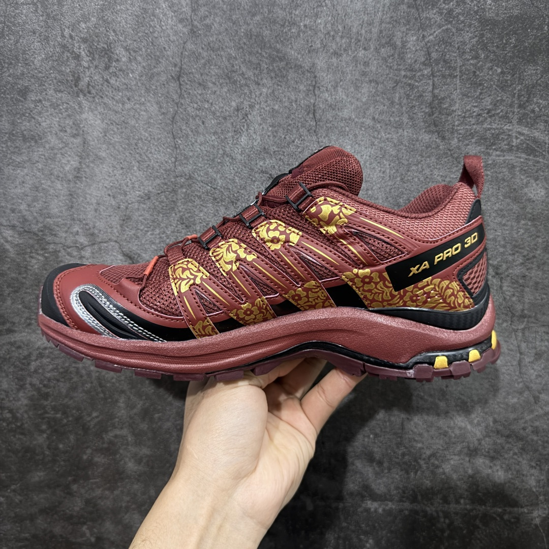图片[2]-【纯原定制版】SALOMON XA Pro 3D 马年限定定制款 393322 萨洛蒙潮流越野机能户外功能鞋 纯原外贸平台特供订单 耗时半年巨作 全套原纸板楦头开发 原厂特供网布配套加持 确保原汁原味 完美呈现版型 原档数据独家私模五层组合大底 男女鞋同步官方开发 原装Ortholite轻量化鞋垫 中底布带钢印编号 原厂TPU锁扣 进口港宝加持 后跟自然饱满 还原公司包裹性 鞋面采用SENSIFT贴合技术 全方位贴合包裹脚型 鞋跟部鞋底牵引设计 提供强大的抓地性能 更适应野外崎岖不平的道路 其3D ADVANCED CHASSIS底盘 材料轻量大化 钉齿设计更具稳定性 防护性 鞋底易磨损区运用CONTAGRIP高耐磨材料 应对城市硬质路面长距离跑考验 尺码：36 36.5 37.5 38 38.5 39 40 40.5 41 42 42.5 43 44 44.5 45-选品中心