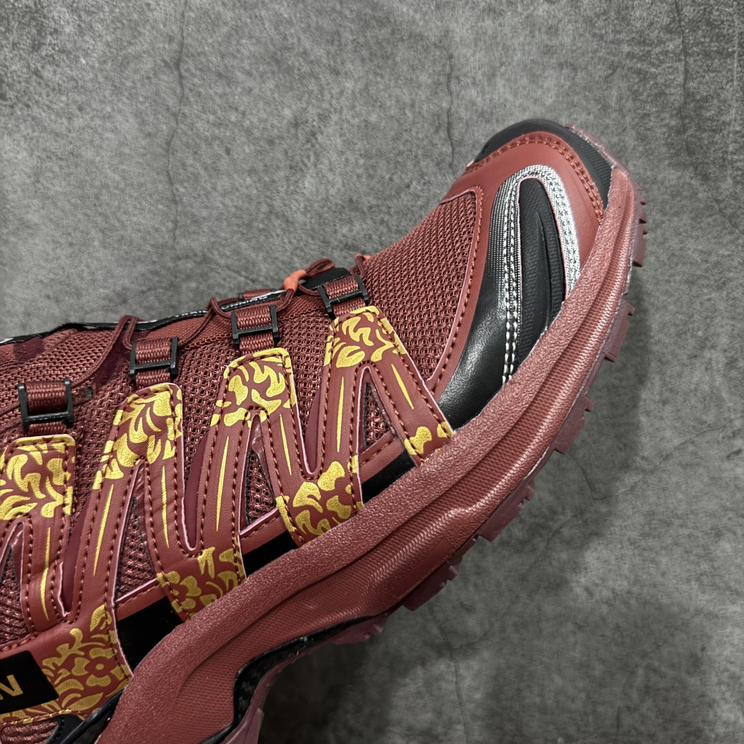 图片[6]-【纯原定制版】SALOMON XA Pro 3D 马年限定定制款 393322 萨洛蒙潮流越野机能户外功能鞋 纯原外贸平台特供订单 耗时半年巨作 全套原纸板楦头开发 原厂特供网布配套加持 确保原汁原味 完美呈现版型 原档数据独家私模五层组合大底 男女鞋同步官方开发 原装Ortholite轻量化鞋垫 中底布带钢印编号 原厂TPU锁扣 进口港宝加持 后跟自然饱满 还原公司包裹性 鞋面采用SENSIFT贴合技术 全方位贴合包裹脚型 鞋跟部鞋底牵引设计 提供强大的抓地性能 更适应野外崎岖不平的道路 其3D ADVANCED CHASSIS底盘 材料轻量大化 钉齿设计更具稳定性 防护性 鞋底易磨损区运用CONTAGRIP高耐磨材料 应对城市硬质路面长距离跑考验 尺码：36 36.5 37.5 38 38.5 39 40 40.5 41 42 42.5 43 44 44.5 45-选品中心