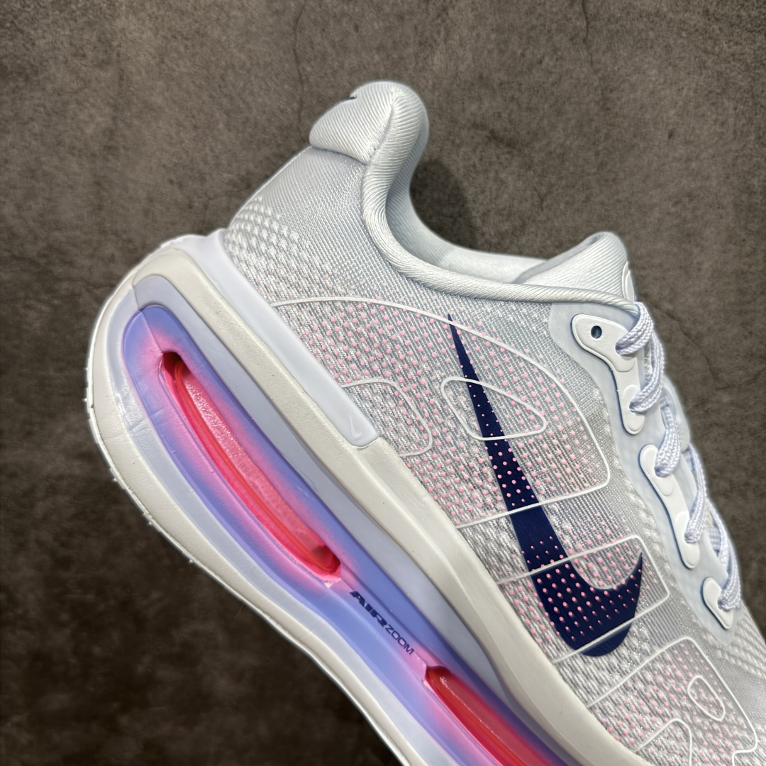 图片[7]-【XE纯原】NIKE VOMERO PREMIUM 全掌气垫缓震网面运动跑鞋 市场最强 没有之一 纯原生产线出品 原版开发 全部原材料 细节一比一打造 完美还原zp脚感 正确前后分离式两片纤维柱气垫 上下包裹超软弹泡棉 正确组合大底 区别市场通货 版型完美 鞋面材料同步原版1：1 全部原版开发校对 欢迎对比💪🏻 Nike 运用 Air技术专利，推出 Nike Pegasus Premium，沿用经典 Pegasus 系列产品深受跑者喜爱的缓震功能，并配置 Nike 首款可见式塑形 Air Zoom 气垫。 全掌可见的AirZoom首次在Pegasus系列中出现，模仿了Vaporfly的碳板曲线，增强了跑步时的流畅过渡。 货号：HM5973-400 尺码：36-46（半）-选品中心