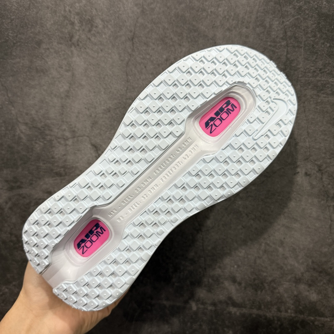 图片[9]-【XE纯原】NIKE VOMERO PREMIUM 全掌气垫缓震网面运动跑鞋 市场最强 没有之一 纯原生产线出品 原版开发 全部原材料 细节一比一打造 完美还原zp脚感 正确前后分离式两片纤维柱气垫 上下包裹超软弹泡棉 正确组合大底 区别市场通货 版型完美 鞋面材料同步原版1：1 全部原版开发校对 欢迎对比💪🏻 Nike 运用 Air技术专利，推出 Nike Pegasus Premium，沿用经典 Pegasus 系列产品深受跑者喜爱的缓震功能，并配置 Nike 首款可见式塑形 Air Zoom 气垫。 全掌可见的AirZoom首次在Pegasus系列中出现，模仿了Vaporfly的碳板曲线，增强了跑步时的流畅过渡。 货号：HM5973-400 尺码：36-46（半）-选品中心
