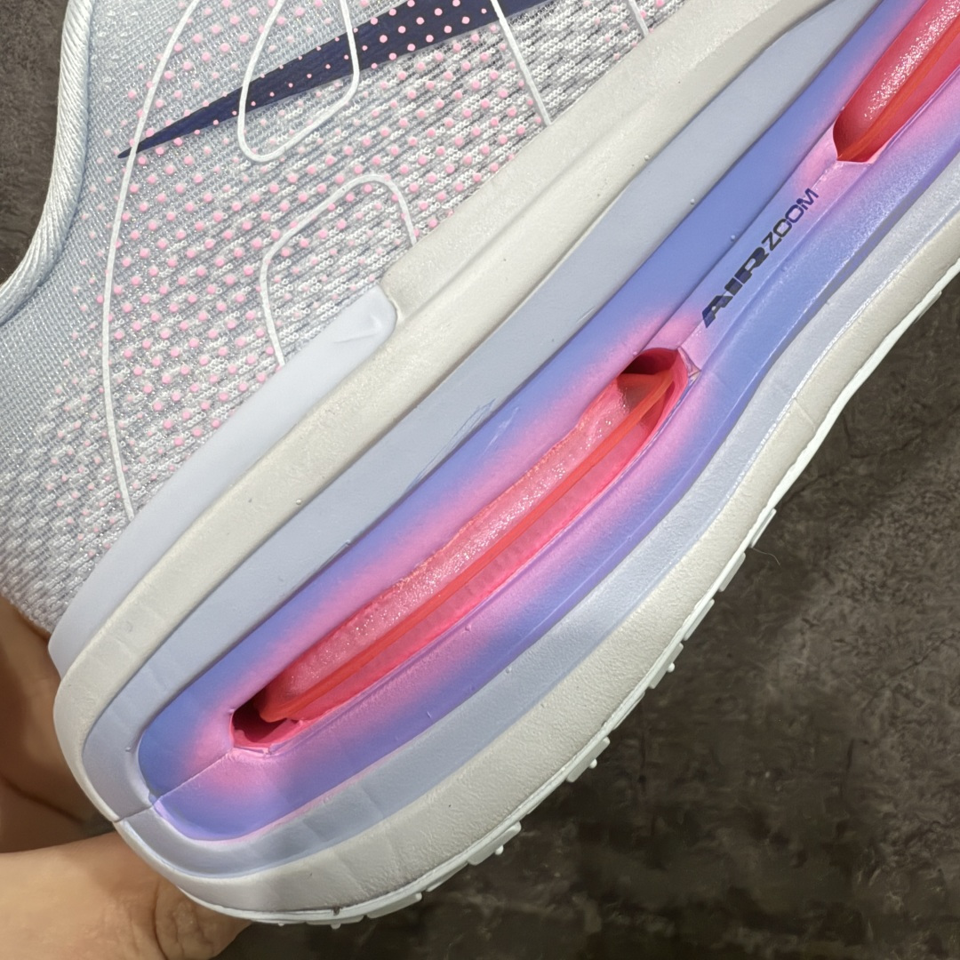 图片[3]-【XE纯原】NIKE VOMERO PREMIUM 全掌气垫缓震网面运动跑鞋 市场最强 没有之一 纯原生产线出品 原版开发 全部原材料 细节一比一打造 完美还原zp脚感 正确前后分离式两片纤维柱气垫 上下包裹超软弹泡棉 正确组合大底 区别市场通货 版型完美 鞋面材料同步原版1：1 全部原版开发校对 欢迎对比💪🏻 Nike 运用 Air技术专利，推出 Nike Pegasus Premium，沿用经典 Pegasus 系列产品深受跑者喜爱的缓震功能，并配置 Nike 首款可见式塑形 Air Zoom 气垫。 全掌可见的AirZoom首次在Pegasus系列中出现，模仿了Vaporfly的碳板曲线，增强了跑步时的流畅过渡。 货号：HM5973-400 尺码：36-46（半）-选品中心