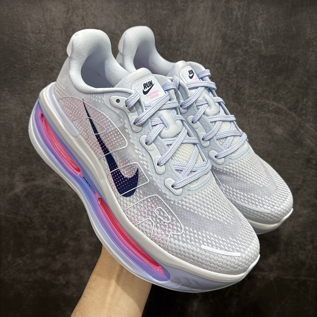 【XE纯原】NIKE VOMERO PREMIUM 全掌气垫缓震网面运动跑鞋 市场最强 没有之一 纯原生产线出品 原版开发 全部原材料 细节一比一打造 完美还原zp脚感 正确前后分离式两片纤维柱气垫 上下包裹超软弹泡棉 正确组合大底 区别市场通货 版型完美 鞋面材料同步原版1:1 全部原版开发校对 欢迎对比💪🏻 Nike 运用 Air技术专利,推出 Nike Pegasus Premium,沿用经典 Pegasus 系列产品深受跑者喜爱的缓震功能,并配置 Nike 首款可见式塑形 Air Zoom 气垫。 全掌可见的AirZoom首次在Pegasus系列中出现,模仿了Vaporfly的碳板曲线,增强了跑步时的流畅过渡。 货号:HM5973-400 尺码:36-46(半)-选品中心