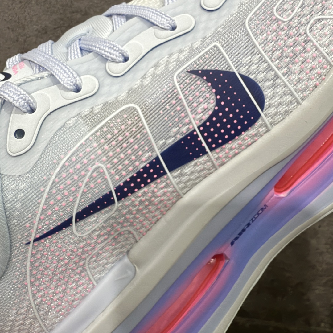 图片[4]-【XE纯原】NIKE VOMERO PREMIUM 全掌气垫缓震网面运动跑鞋 市场最强 没有之一 纯原生产线出品 原版开发 全部原材料 细节一比一打造 完美还原zp脚感 正确前后分离式两片纤维柱气垫 上下包裹超软弹泡棉 正确组合大底 区别市场通货 版型完美 鞋面材料同步原版1：1 全部原版开发校对 欢迎对比💪🏻 Nike 运用 Air技术专利，推出 Nike Pegasus Premium，沿用经典 Pegasus 系列产品深受跑者喜爱的缓震功能，并配置 Nike 首款可见式塑形 Air Zoom 气垫。 全掌可见的AirZoom首次在Pegasus系列中出现，模仿了Vaporfly的碳板曲线，增强了跑步时的流畅过渡。 货号：HM5973-400 尺码：36-46（半）-选品中心