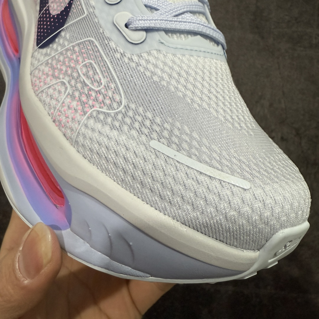 图片[5]-【XE纯原】NIKE VOMERO PREMIUM 全掌气垫缓震网面运动跑鞋 市场最强 没有之一 纯原生产线出品 原版开发 全部原材料 细节一比一打造 完美还原zp脚感 正确前后分离式两片纤维柱气垫 上下包裹超软弹泡棉 正确组合大底 区别市场通货 版型完美 鞋面材料同步原版1：1 全部原版开发校对 欢迎对比💪🏻 Nike 运用 Air技术专利，推出 Nike Pegasus Premium，沿用经典 Pegasus 系列产品深受跑者喜爱的缓震功能，并配置 Nike 首款可见式塑形 Air Zoom 气垫。 全掌可见的AirZoom首次在Pegasus系列中出现，模仿了Vaporfly的碳板曲线，增强了跑步时的流畅过渡。 货号：HM5973-400 尺码：36-46（半）-选品中心