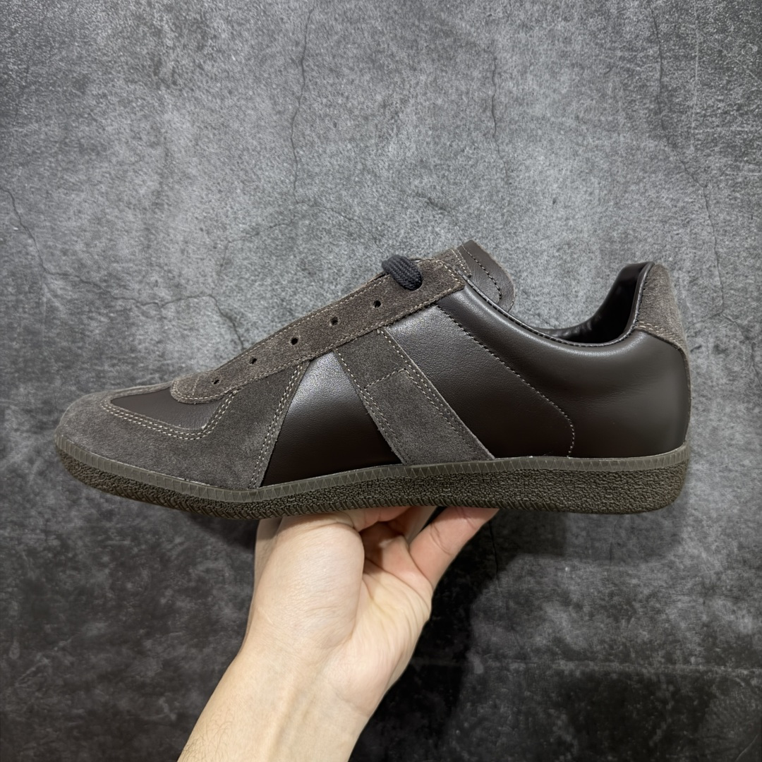 图片[2]-【ZOK纯原】Maison Margiela Calfskin Replica MM6 马吉拉复古低帮时尚德训鞋 私人订单打造 高端零售专供批次 全套原楦原纸板原厂数据开发 全鞋荧光划线卡点 胶水把控整洁度追求极致完美 多重QC质检 超越公司货的品控标准 实实在在的免检产品 原盒原配防尘袋购物卡 全网唯一正确0-23数字排版 一比一间距字体 内里全头层小羊皮 原版防滑鞋底设计 灰色翻毛牛皮 白色细纹贝利头层皮 依照原版逐帧开发 原装淡粉纸板中底带编号钢印 尺码：35 36 36.5 37 38 39 40 41 42 42.5 43 44 44.5 45-选品中心