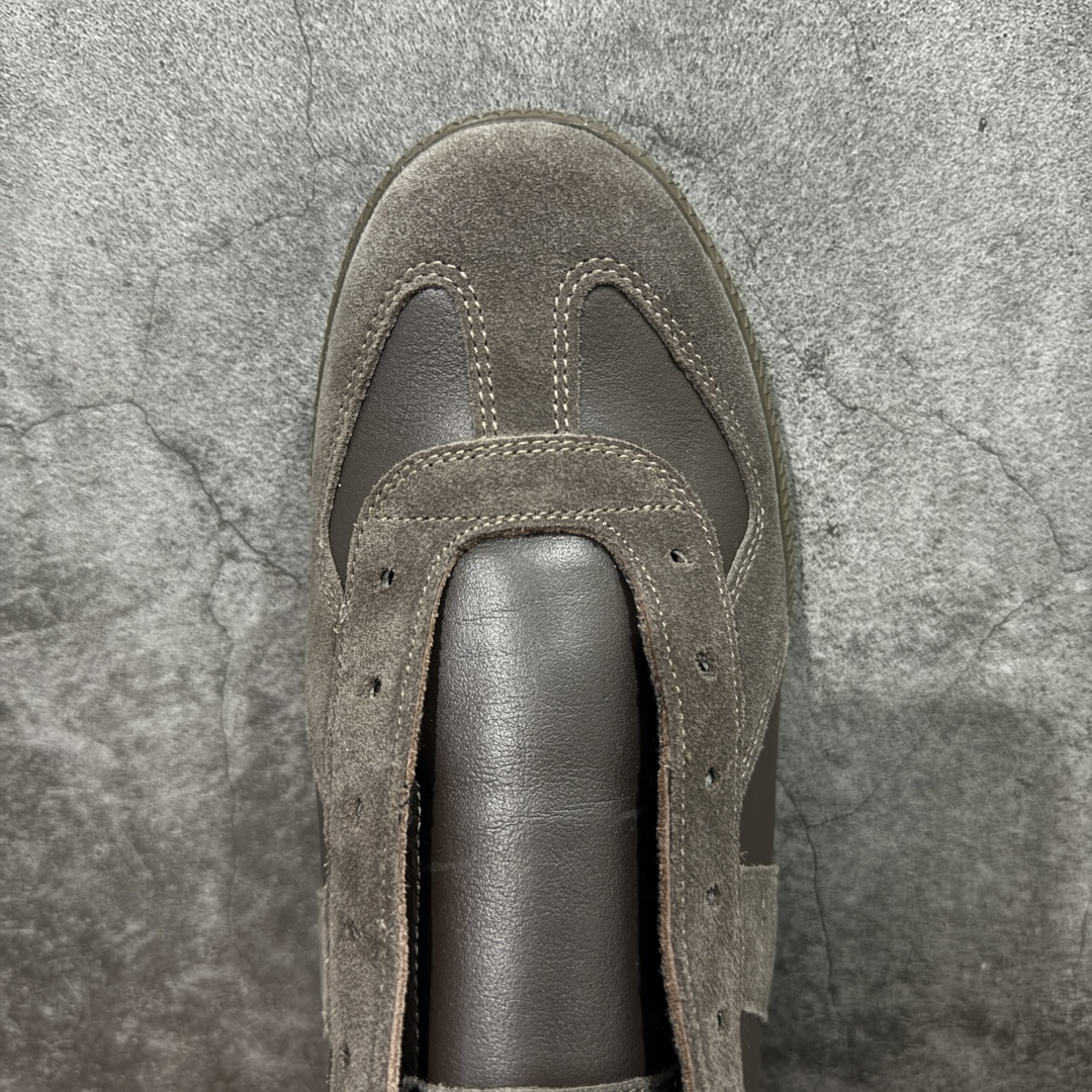 图片[5]-【ZOK纯原】Maison Margiela Calfskin Replica MM6 马吉拉复古低帮时尚德训鞋 私人订单打造 高端零售专供批次 全套原楦原纸板原厂数据开发 全鞋荧光划线卡点 胶水把控整洁度追求极致完美 多重QC质检 超越公司货的品控标准 实实在在的免检产品 原盒原配防尘袋购物卡 全网唯一正确0-23数字排版 一比一间距字体 内里全头层小羊皮 原版防滑鞋底设计 灰色翻毛牛皮 白色细纹贝利头层皮 依照原版逐帧开发 原装淡粉纸板中底带编号钢印 尺码：35 36 36.5 37 38 39 40 41 42 42.5 43 44 44.5 45-选品中心