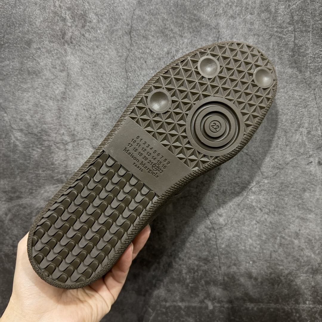 图片[9]-【ZOK纯原】Maison Margiela Calfskin Replica MM6 马吉拉复古低帮时尚德训鞋 私人订单打造 高端零售专供批次 全套原楦原纸板原厂数据开发 全鞋荧光划线卡点 胶水把控整洁度追求极致完美 多重QC质检 超越公司货的品控标准 实实在在的免检产品 原盒原配防尘袋购物卡 全网唯一正确0-23数字排版 一比一间距字体 内里全头层小羊皮 原版防滑鞋底设计 灰色翻毛牛皮 白色细纹贝利头层皮 依照原版逐帧开发 原装淡粉纸板中底带编号钢印 尺码：35 36 36.5 37 38 39 40 41 42 42.5 43 44 44.5 45-选品中心