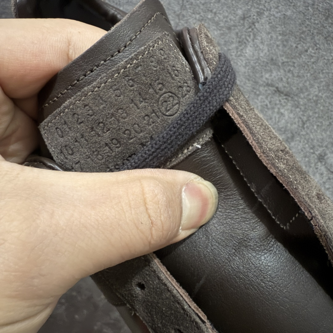 图片[6]-【ZOK纯原】Maison Margiela Calfskin Replica MM6 马吉拉复古低帮时尚德训鞋 私人订单打造 高端零售专供批次 全套原楦原纸板原厂数据开发 全鞋荧光划线卡点 胶水把控整洁度追求极致完美 多重QC质检 超越公司货的品控标准 实实在在的免检产品 原盒原配防尘袋购物卡 全网唯一正确0-23数字排版 一比一间距字体 内里全头层小羊皮 原版防滑鞋底设计 灰色翻毛牛皮 白色细纹贝利头层皮 依照原版逐帧开发 原装淡粉纸板中底带编号钢印 尺码：35 36 36.5 37 38 39 40 41 42 42.5 43 44 44.5 45-选品中心