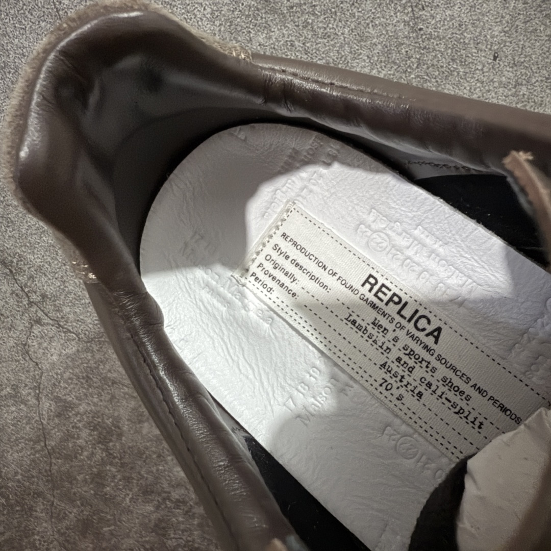 图片[9]-【ZOK纯原】Maison Margiela Calfskin Replica MM6 马吉拉复古低帮时尚德训鞋 私人订单打造 高端零售专供批次 全套原楦原纸板原厂数据开发 全鞋荧光划线卡点 胶水把控整洁度追求极致完美 多重QC质检 超越公司货的品控标准 实实在在的免检产品 原盒原配防尘袋购物卡 全网唯一正确0-23数字排版 一比一间距字体 内里全头层小羊皮 原版防滑鞋底设计 灰色翻毛牛皮 白色细纹贝利头层皮 依照原版逐帧开发 原装淡粉纸板中底带编号钢印 尺码：35 36 36.5 37 38 39 40 41 42 42.5 43 44 44.5 45-选品中心