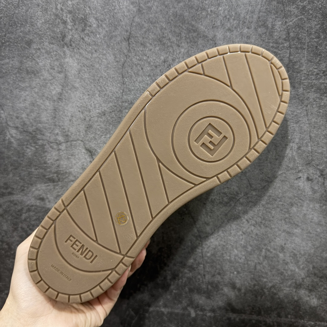图片[9]-【YS纯原】广奢高端货 FENDI芬迪 Match 绒面皮革 压纹系带 男女同款 黑白红底经典款 ✦ 官方同源渠道 · 原装订单 ✦ 专柜全套包装＋原装配件齐全 ✦ 鞋底内置核心防伪芯片 · 可感应 ✦ FENDI Match 最新爆款情侣款板鞋 ✦ 高工艺无缝细空胶技术 ✦ 贴楦误差仅 0.05mm ✦ 固特异内外锁死工艺 ✦ 最大弯折也不开胶 · 环保无异味 ✦ 麂皮＋胶片拼接鞋面，质感更高级 ✦ Logo内里使用毛巾绒MX，脚感细腻温柔 尺码：35-46-选品中心