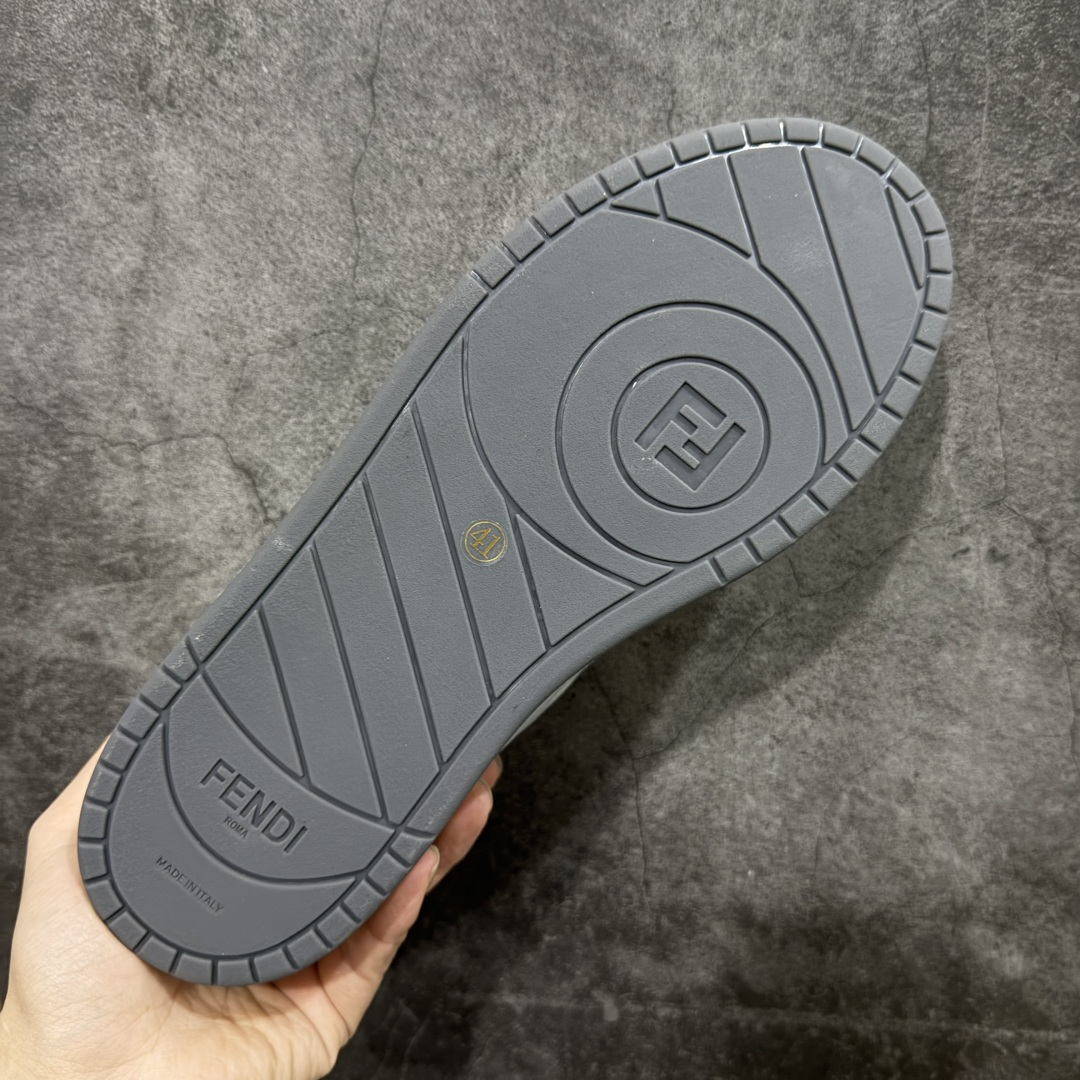 图片[9]-【YS纯原】广奢高端货 FENDI芬迪 Match 绒面皮革 压纹系带 男女同款 黑白红底经典款 ✦ 官方同源渠道 · 原装订单 ✦ 专柜全套包装＋原装配件齐全 ✦ 鞋底内置核心防伪芯片 · 可感应 ✦ FENDI Match 最新爆款情侣款板鞋 ✦ 高工艺无缝细空胶技术 ✦ 贴楦误差仅 0.05mm ✦ 固特异内外锁死工艺 ✦ 最大弯折也不开胶 · 环保无异味 ✦ 麂皮＋胶片拼接鞋面，质感更高级 ✦ Logo内里使用毛巾绒MX，脚感细腻温柔 尺码：35-46-选品中心