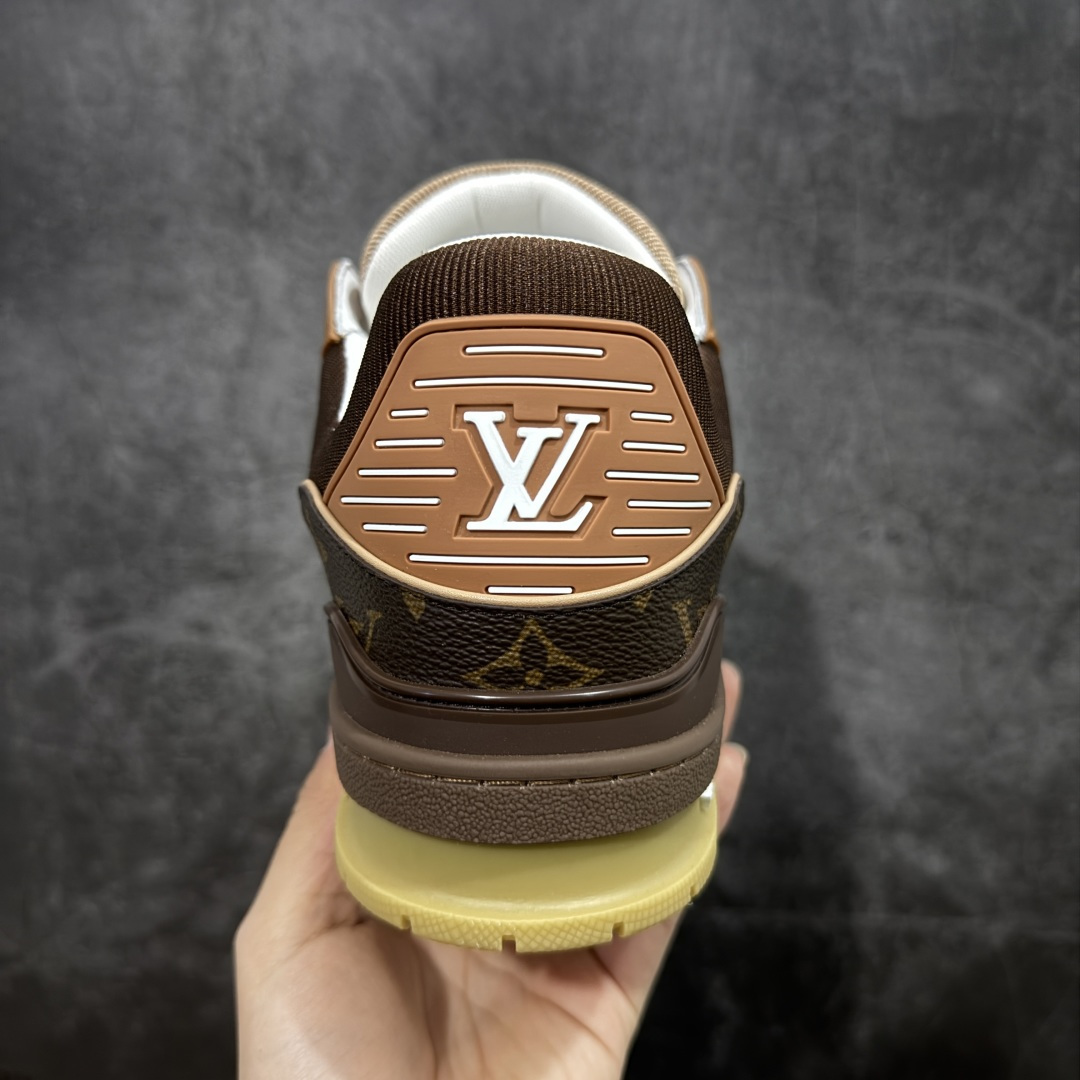 图片[4]-【YS纯原】 顶级莞产 市场唯一正确版本 Louis Vuitton路易威登 LV Trainer 系列 高奢运动鞋 巴黎限定 牛皮 棕色印花 ✦ 芯片配置，✦ 挂饰 NFC 芯片秒进官网 ✦ 同步 ZP 官网空胶工艺，结构逻辑一致 ✦ 正确胶片断点式设计，细节克制到位 ✦ 中底油印字母比例按原版还原 ✦ 1：1 原楦格板 / 楦头 / 刀磨 全新升级 ✦ 独家定制压纹麂皮，用料细腻耐看 ✦ 原版开模 TPU 大底 ✦ 脚感与质感取向偏原版 ✦ 代购指定高端版本 ✦ 全新升级 双盒礼盒 ✦ 全套配件齐全，整体完成度高 尺码：39–45-选品中心