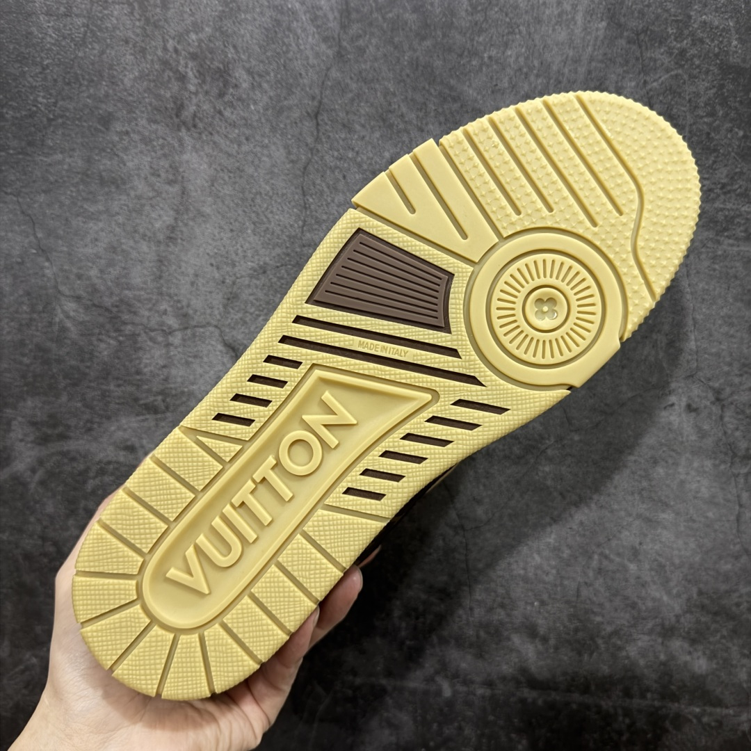 图片[9]-【YS纯原】 顶级莞产 市场唯一正确版本 Louis Vuitton路易威登 LV Trainer 系列 高奢运动鞋 巴黎限定 牛皮 棕色印花 ✦ 芯片配置，✦ 挂饰 NFC 芯片秒进官网 ✦ 同步 ZP 官网空胶工艺，结构逻辑一致 ✦ 正确胶片断点式设计，细节克制到位 ✦ 中底油印字母比例按原版还原 ✦ 1：1 原楦格板 / 楦头 / 刀磨 全新升级 ✦ 独家定制压纹麂皮，用料细腻耐看 ✦ 原版开模 TPU 大底 ✦ 脚感与质感取向偏原版 ✦ 代购指定高端版本 ✦ 全新升级 双盒礼盒 ✦ 全套配件齐全，整体完成度高 尺码：39–45-选品中心