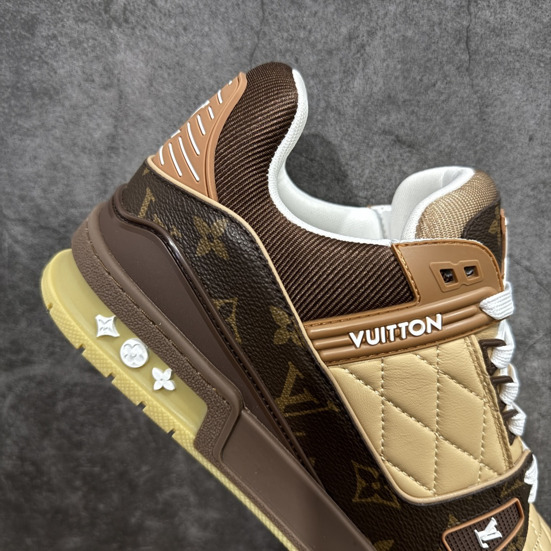 图片[7]-【YS纯原】 顶级莞产 市场唯一正确版本 Louis Vuitton路易威登 LV Trainer 系列 高奢运动鞋 巴黎限定 牛皮 棕色印花 ✦ 芯片配置，✦ 挂饰 NFC 芯片秒进官网 ✦ 同步 ZP 官网空胶工艺，结构逻辑一致 ✦ 正确胶片断点式设计，细节克制到位 ✦ 中底油印字母比例按原版还原 ✦ 1：1 原楦格板 / 楦头 / 刀磨 全新升级 ✦ 独家定制压纹麂皮，用料细腻耐看 ✦ 原版开模 TPU 大底 ✦ 脚感与质感取向偏原版 ✦ 代购指定高端版本 ✦ 全新升级 双盒礼盒 ✦ 全套配件齐全，整体完成度高 尺码：39–45-选品中心