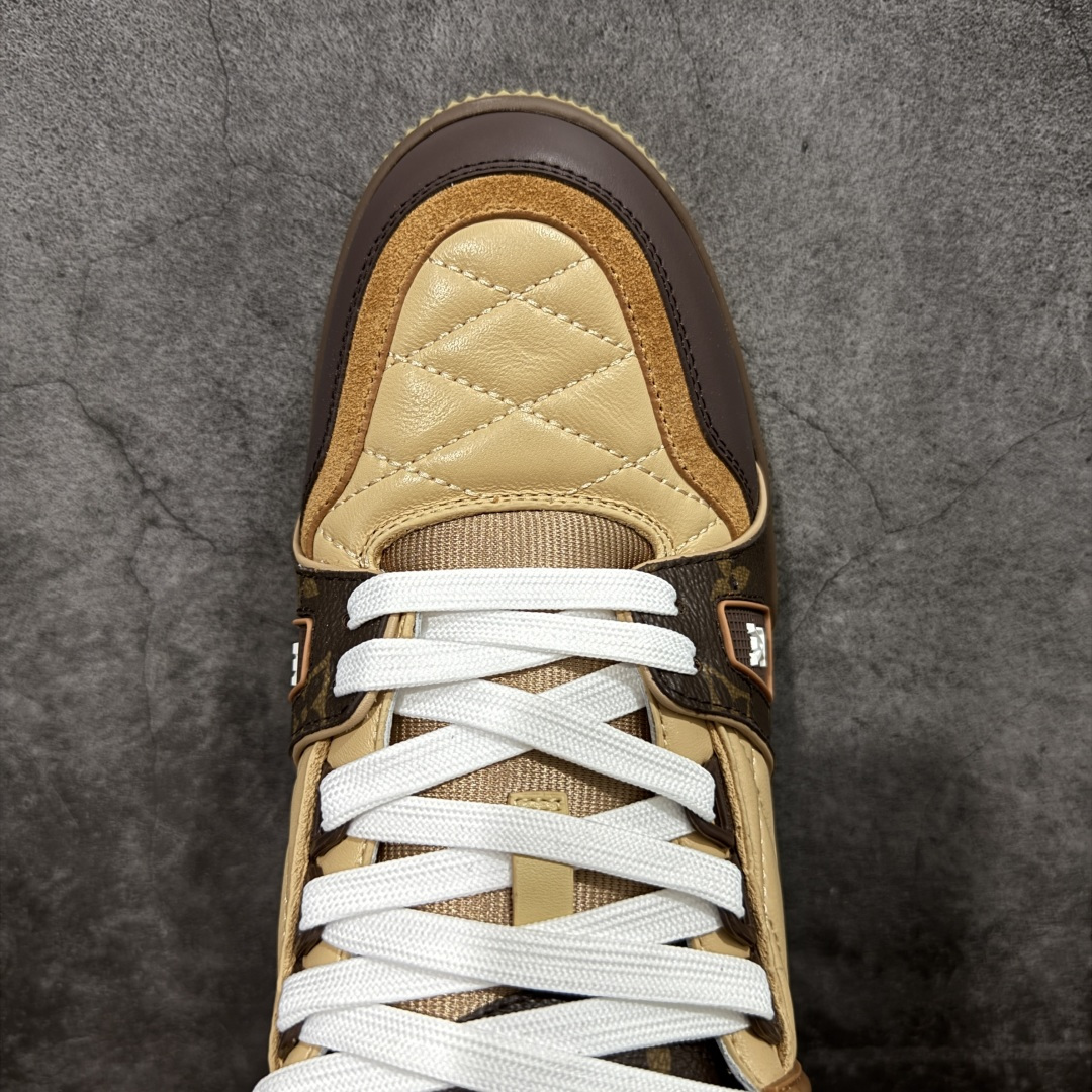 图片[5]-【YS纯原】 顶级莞产 市场唯一正确版本 Louis Vuitton路易威登 LV Trainer 系列 高奢运动鞋 巴黎限定 牛皮 棕色印花 ✦ 芯片配置，✦ 挂饰 NFC 芯片秒进官网 ✦ 同步 ZP 官网空胶工艺，结构逻辑一致 ✦ 正确胶片断点式设计，细节克制到位 ✦ 中底油印字母比例按原版还原 ✦ 1：1 原楦格板 / 楦头 / 刀磨 全新升级 ✦ 独家定制压纹麂皮，用料细腻耐看 ✦ 原版开模 TPU 大底 ✦ 脚感与质感取向偏原版 ✦ 代购指定高端版本 ✦ 全新升级 双盒礼盒 ✦ 全套配件齐全，整体完成度高 尺码：39–45-选品中心