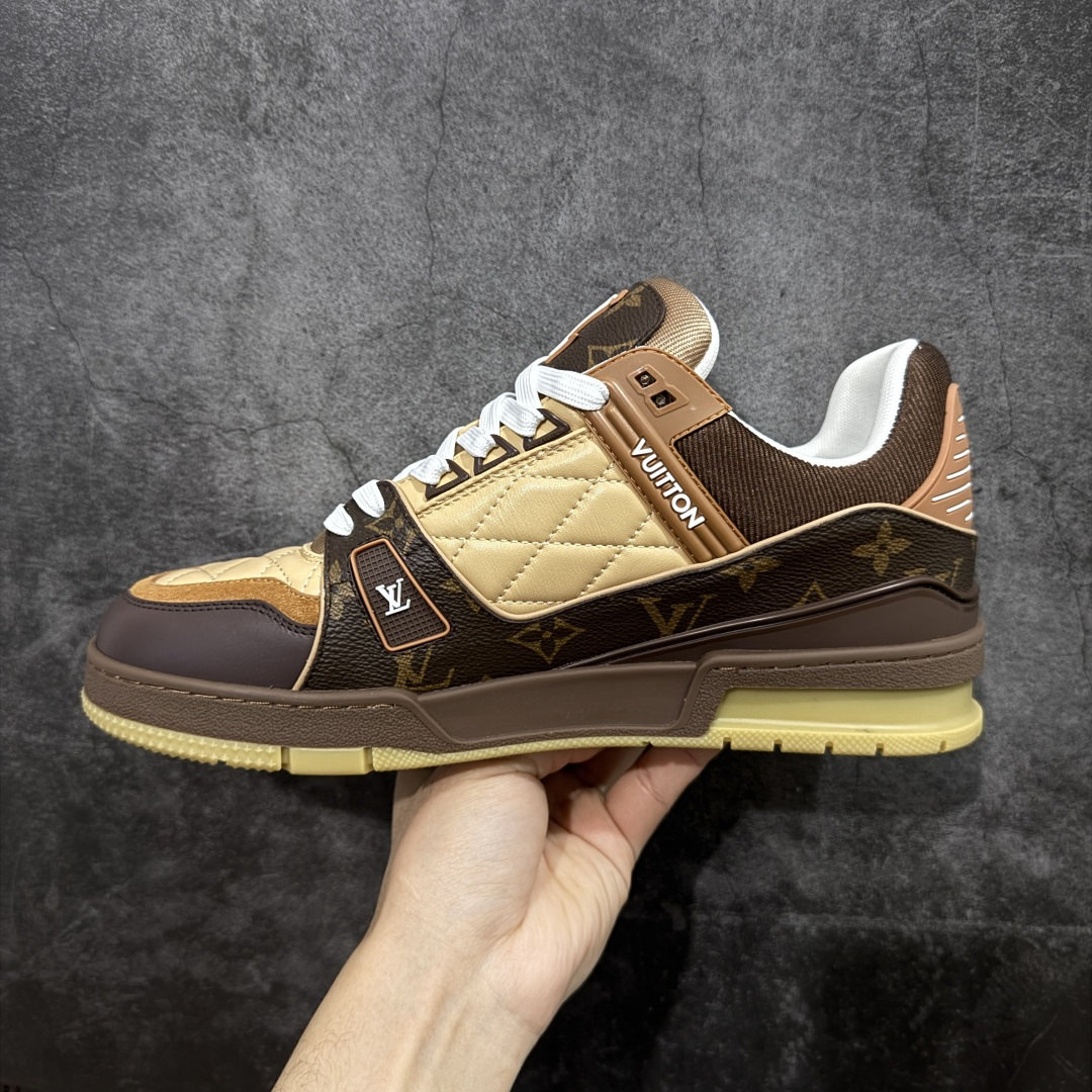 图片[2]-【YS纯原】 顶级莞产 市场唯一正确版本 Louis Vuitton路易威登 LV Trainer 系列 高奢运动鞋 巴黎限定 牛皮 棕色印花 ✦ 芯片配置，✦ 挂饰 NFC 芯片秒进官网 ✦ 同步 ZP 官网空胶工艺，结构逻辑一致 ✦ 正确胶片断点式设计，细节克制到位 ✦ 中底油印字母比例按原版还原 ✦ 1：1 原楦格板 / 楦头 / 刀磨 全新升级 ✦ 独家定制压纹麂皮，用料细腻耐看 ✦ 原版开模 TPU 大底 ✦ 脚感与质感取向偏原版 ✦ 代购指定高端版本 ✦ 全新升级 双盒礼盒 ✦ 全套配件齐全，整体完成度高 尺码：39–45-选品中心