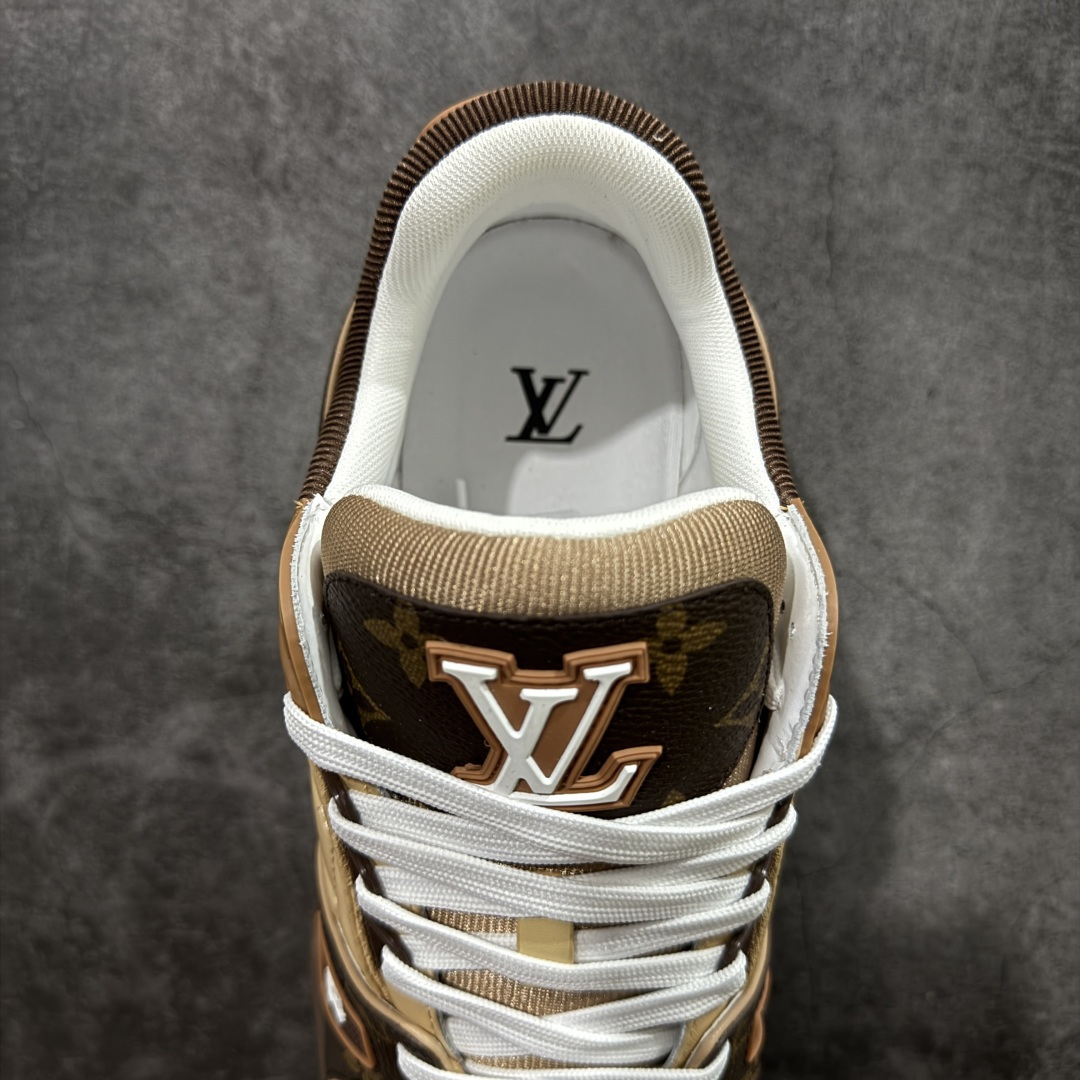 图片[8]-【YS纯原】 顶级莞产 市场唯一正确版本 Louis Vuitton路易威登 LV Trainer 系列 高奢运动鞋 巴黎限定 牛皮 棕色印花 ✦ 芯片配置，✦ 挂饰 NFC 芯片秒进官网 ✦ 同步 ZP 官网空胶工艺，结构逻辑一致 ✦ 正确胶片断点式设计，细节克制到位 ✦ 中底油印字母比例按原版还原 ✦ 1：1 原楦格板 / 楦头 / 刀磨 全新升级 ✦ 独家定制压纹麂皮，用料细腻耐看 ✦ 原版开模 TPU 大底 ✦ 脚感与质感取向偏原版 ✦ 代购指定高端版本 ✦ 全新升级 双盒礼盒 ✦ 全套配件齐全，整体完成度高 尺码：39–45-选品中心