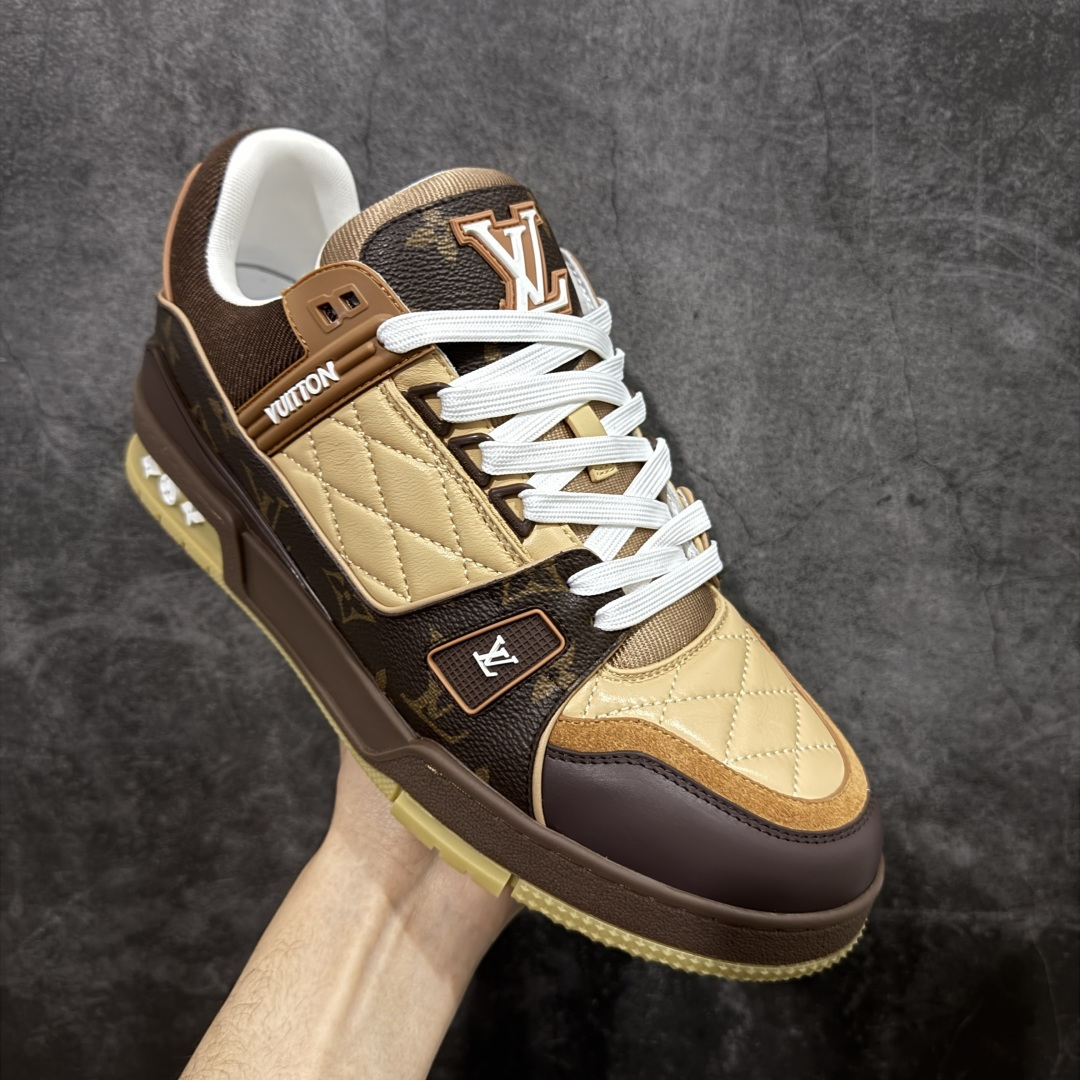 图片[3]-【YS纯原】 顶级莞产 市场唯一正确版本 Louis Vuitton路易威登 LV Trainer 系列 高奢运动鞋 巴黎限定 牛皮 棕色印花 ✦ 芯片配置，✦ 挂饰 NFC 芯片秒进官网 ✦ 同步 ZP 官网空胶工艺，结构逻辑一致 ✦ 正确胶片断点式设计，细节克制到位 ✦ 中底油印字母比例按原版还原 ✦ 1：1 原楦格板 / 楦头 / 刀磨 全新升级 ✦ 独家定制压纹麂皮，用料细腻耐看 ✦ 原版开模 TPU 大底 ✦ 脚感与质感取向偏原版 ✦ 代购指定高端版本 ✦ 全新升级 双盒礼盒 ✦ 全套配件齐全，整体完成度高 尺码：39–45-选品中心