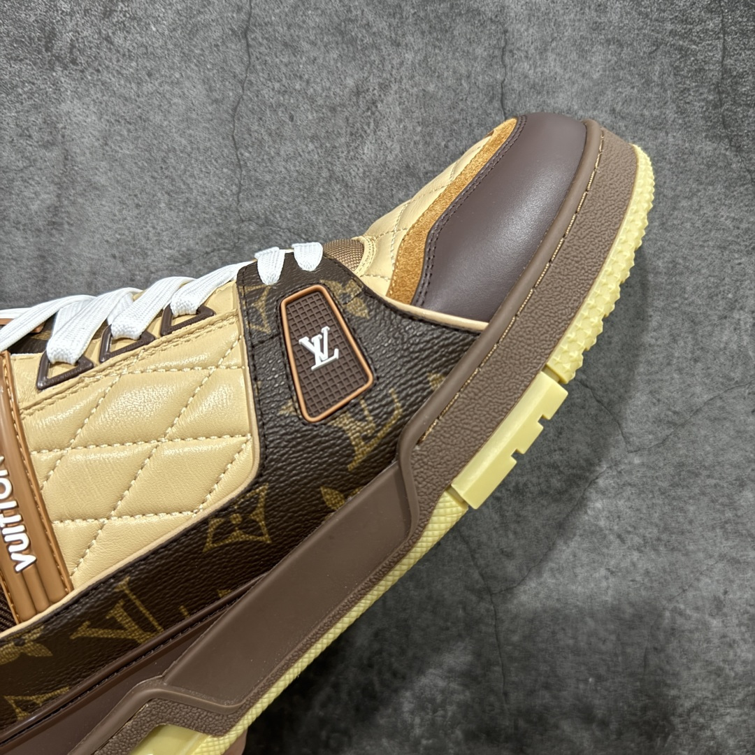 图片[6]-【YS纯原】 顶级莞产 市场唯一正确版本 Louis Vuitton路易威登 LV Trainer 系列 高奢运动鞋 巴黎限定 牛皮 棕色印花 ✦ 芯片配置，✦ 挂饰 NFC 芯片秒进官网 ✦ 同步 ZP 官网空胶工艺，结构逻辑一致 ✦ 正确胶片断点式设计，细节克制到位 ✦ 中底油印字母比例按原版还原 ✦ 1：1 原楦格板 / 楦头 / 刀磨 全新升级 ✦ 独家定制压纹麂皮，用料细腻耐看 ✦ 原版开模 TPU 大底 ✦ 脚感与质感取向偏原版 ✦ 代购指定高端版本 ✦ 全新升级 双盒礼盒 ✦ 全套配件齐全，整体完成度高 尺码：39–45-选品中心